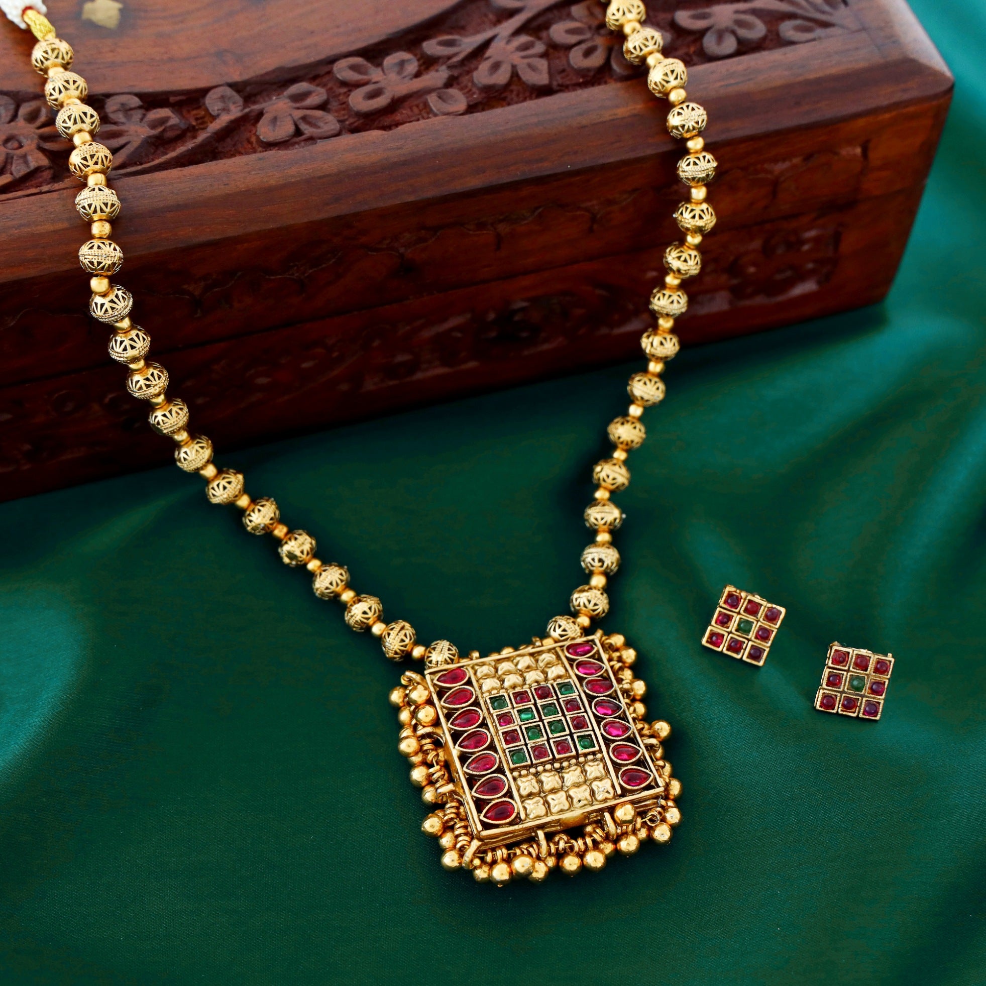 Tharunika Reversible Neckpiece With Earring