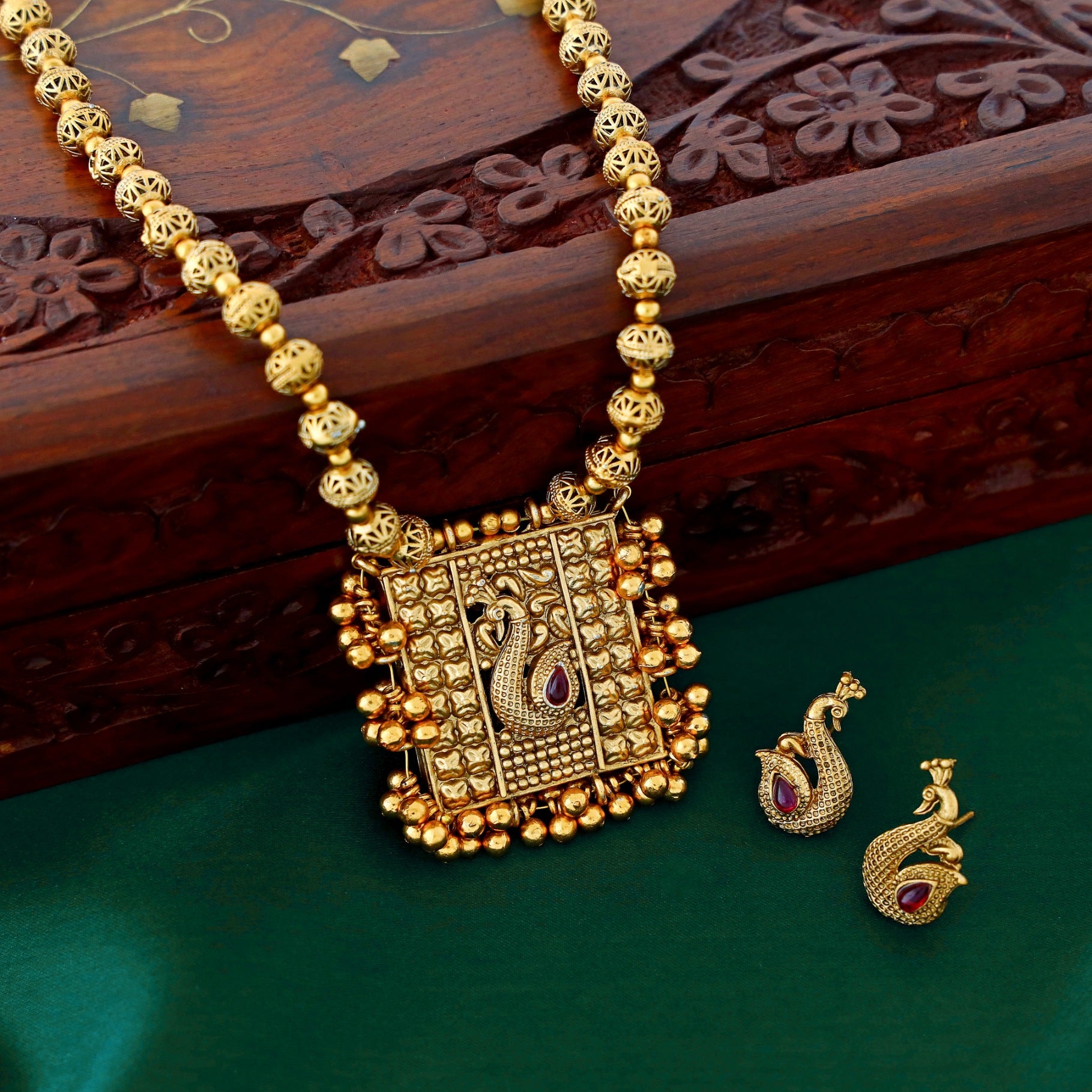 Tharunika Reversible Neckpiece With Earring