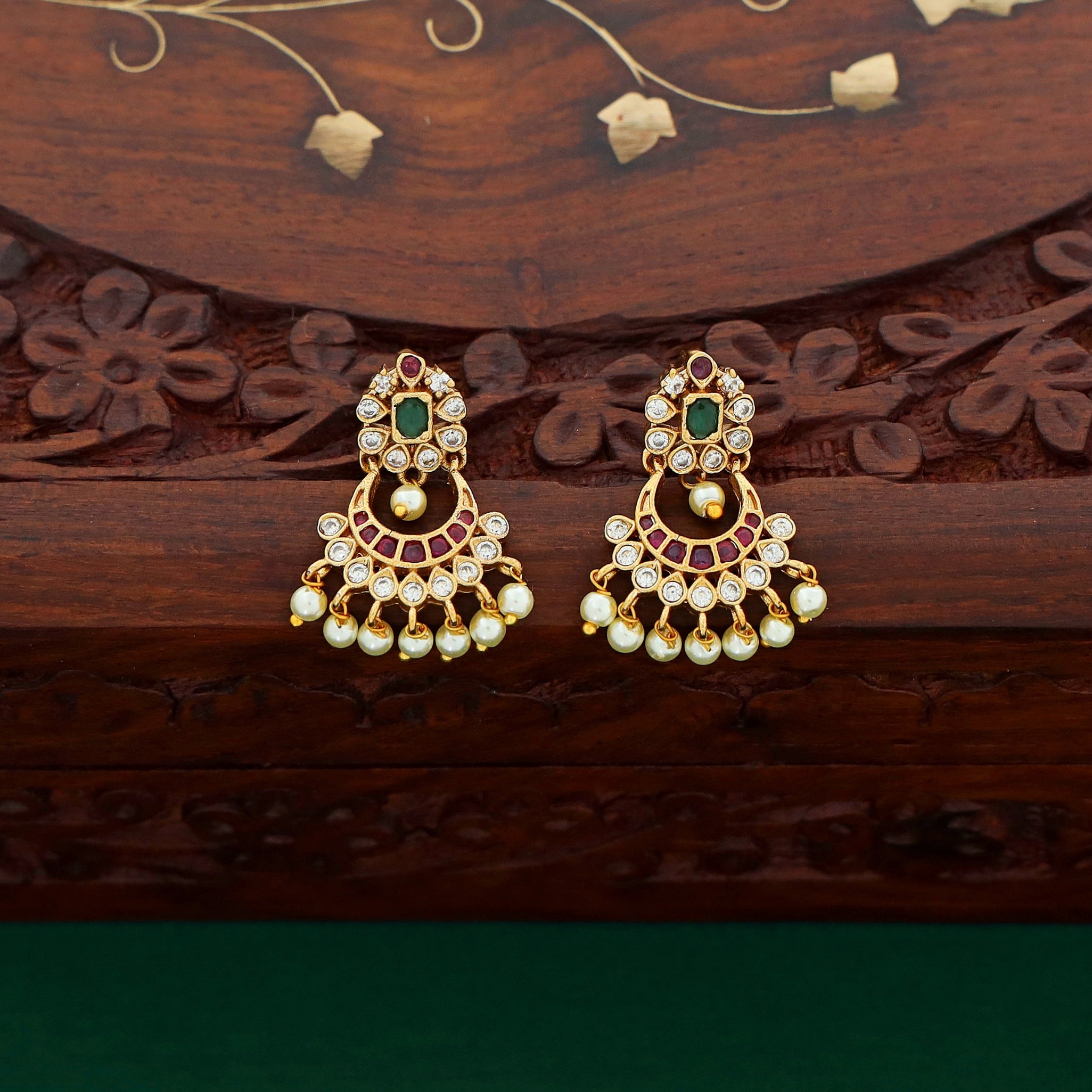 Chandrabha Pearl Short Neckpiece with Earring