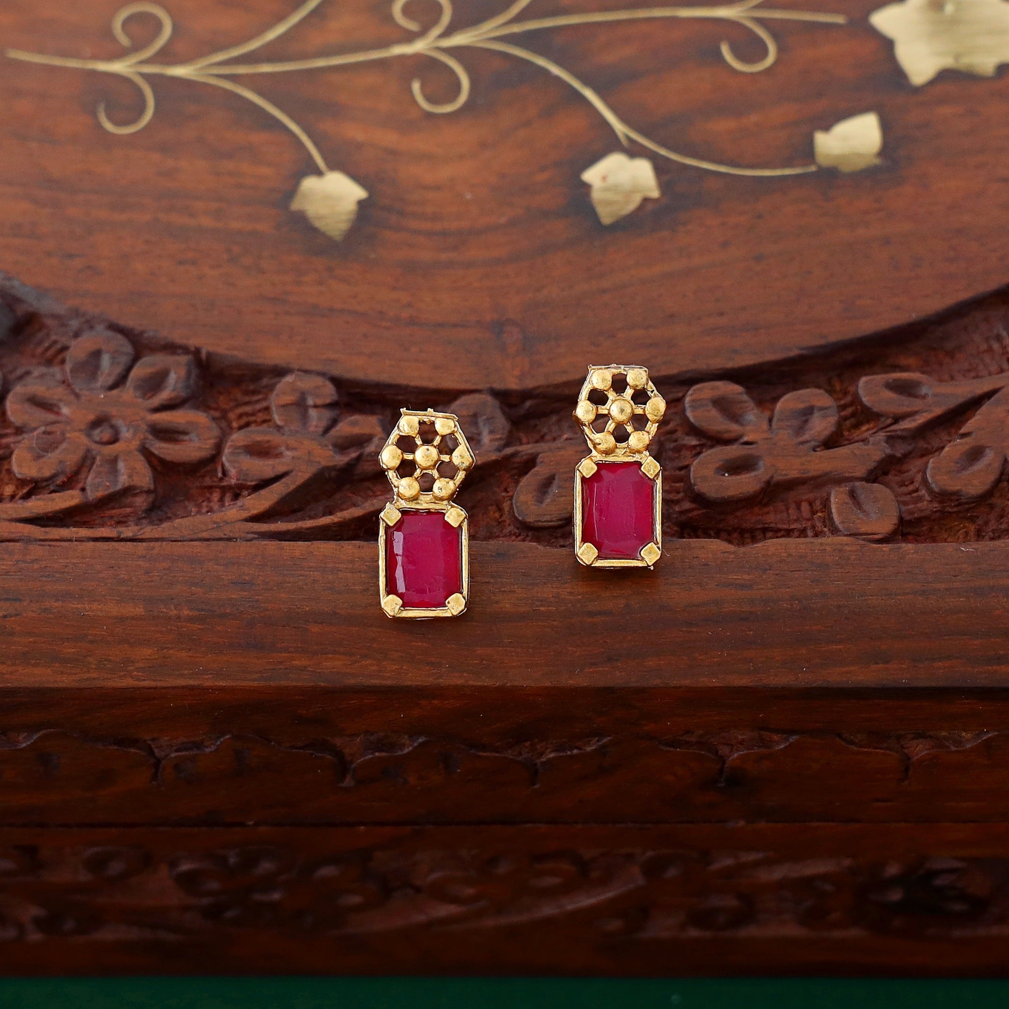 Yukti Golden Flower Glossy Rectangle Neckpiece With Earring