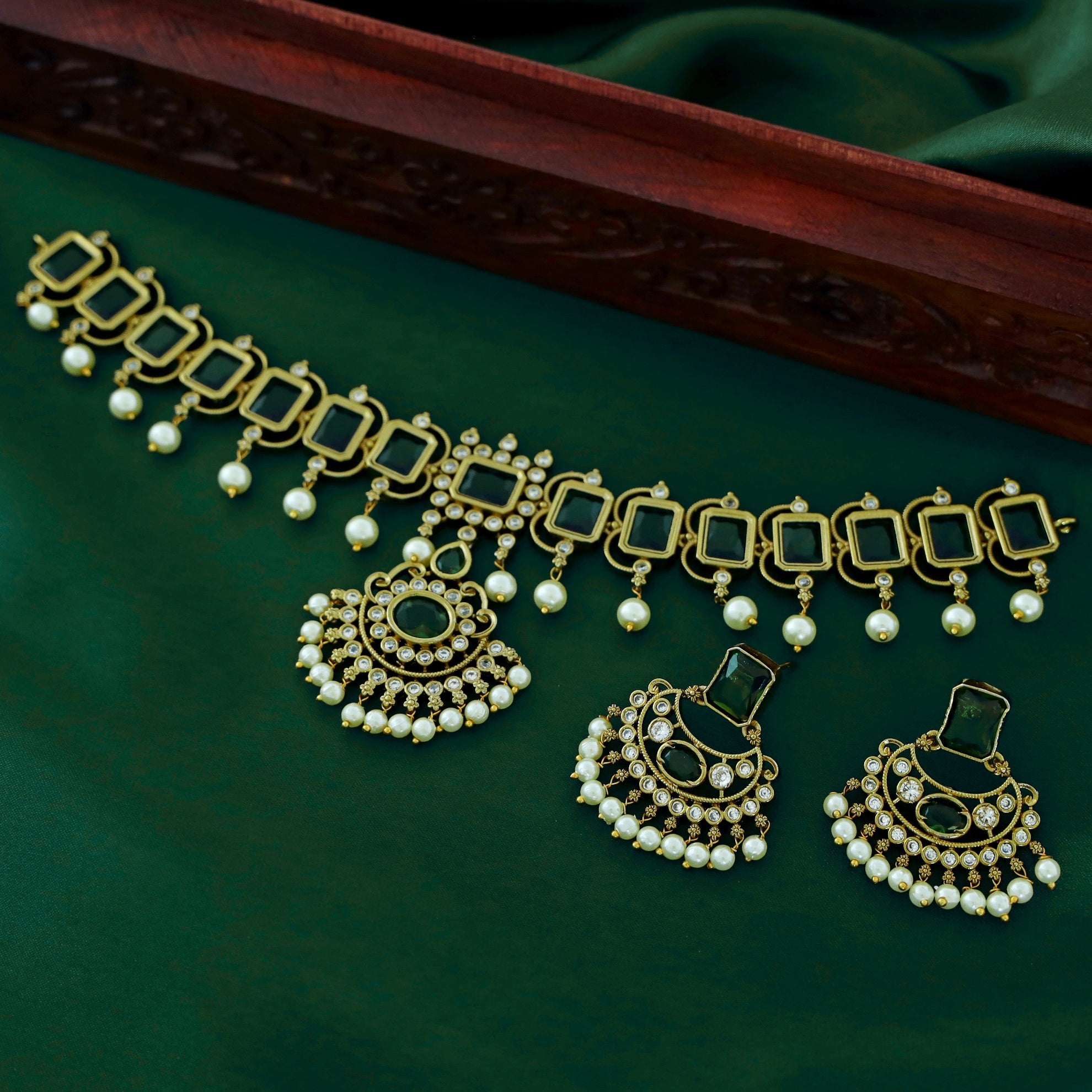 Nyla Glossy Stone Pearl Neckpiece With Earring