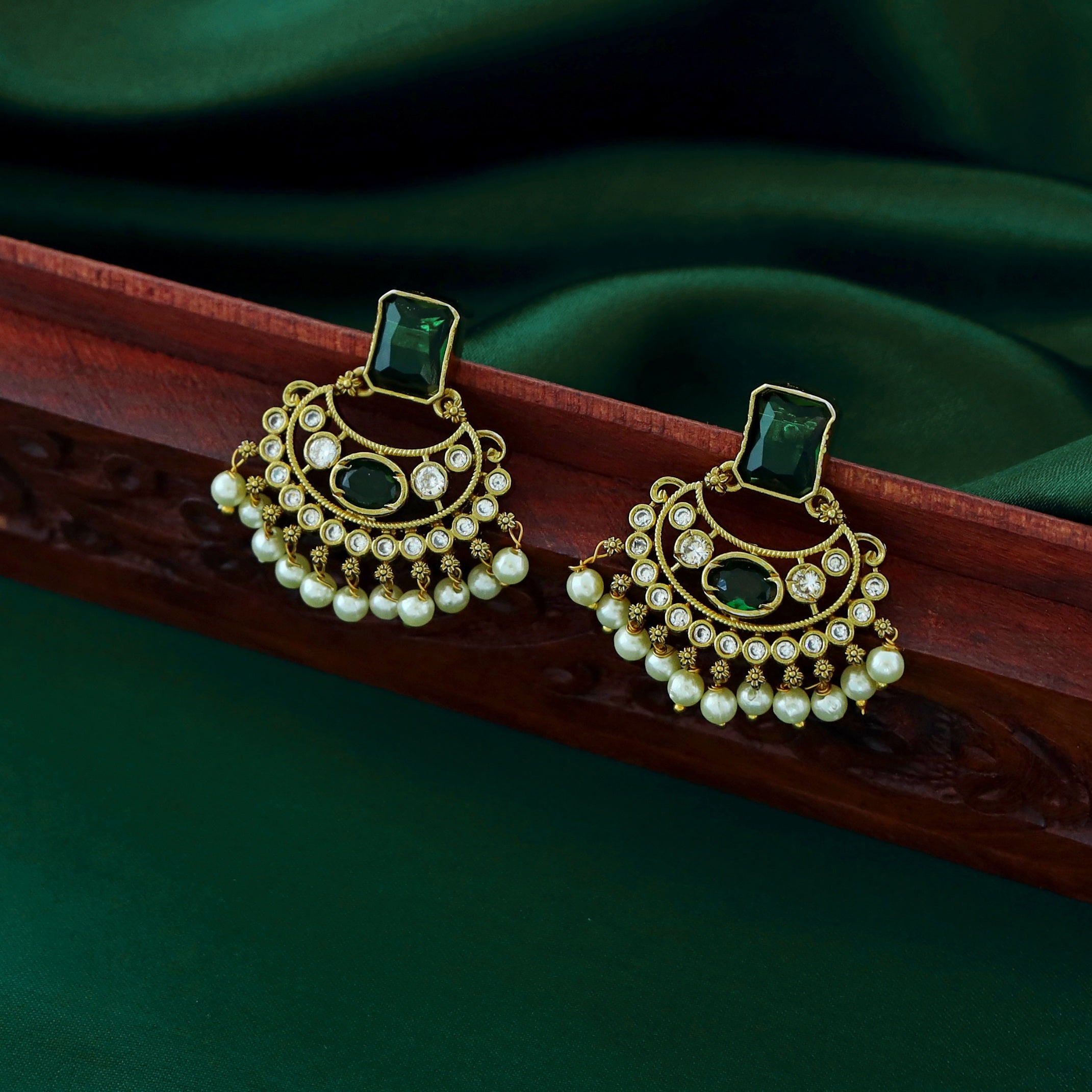 Nyla Glossy Stone Pearl Neckpiece With Earring
