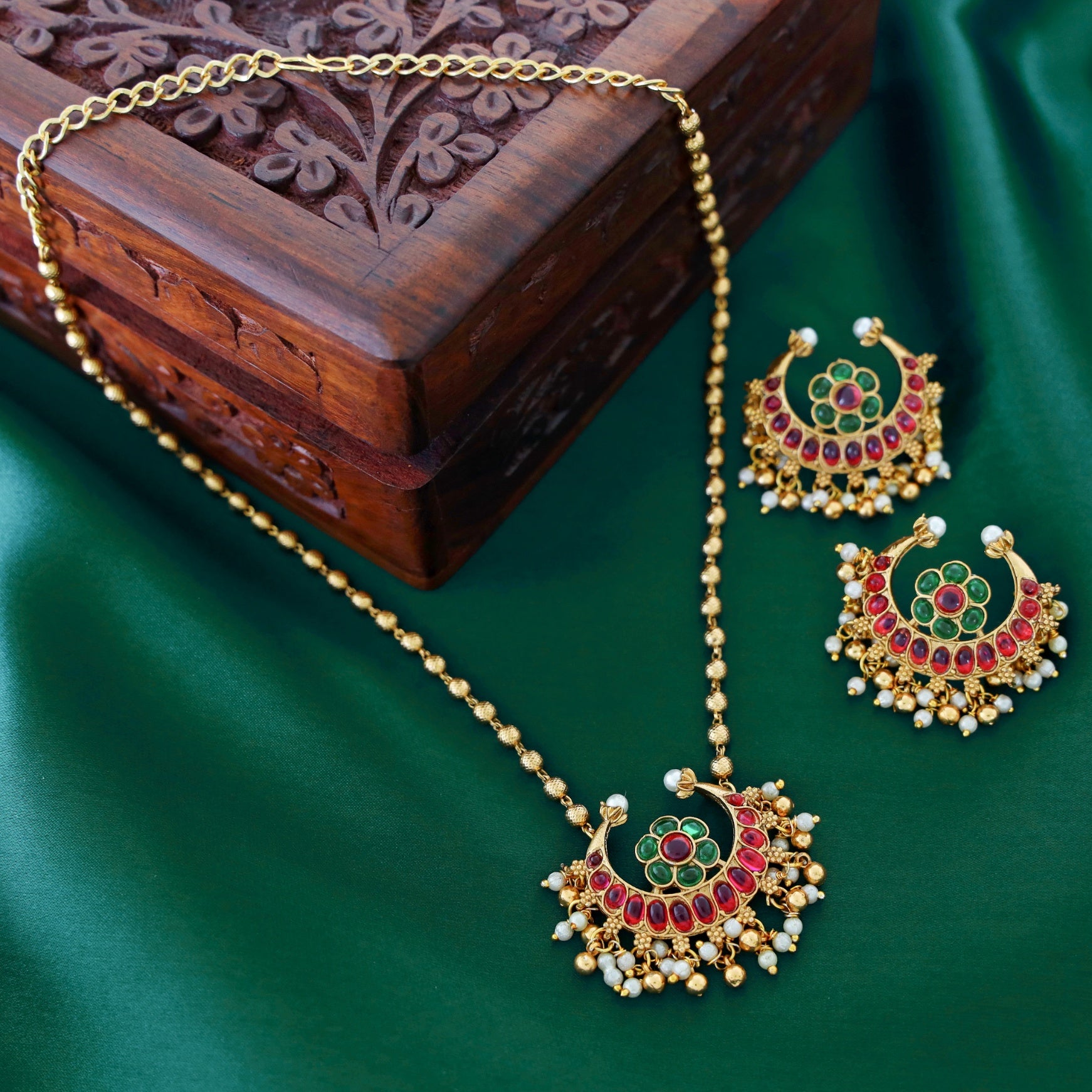 Poorna Crescent Flower Neckpiece With Earring