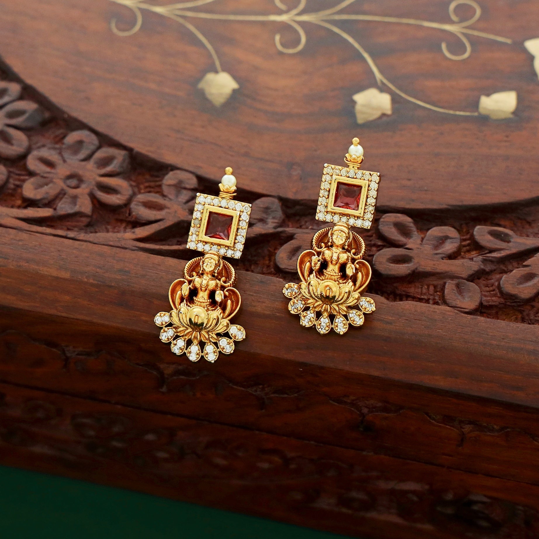Dhan Lakshmi Glossy Stone Neckpiece With Earring