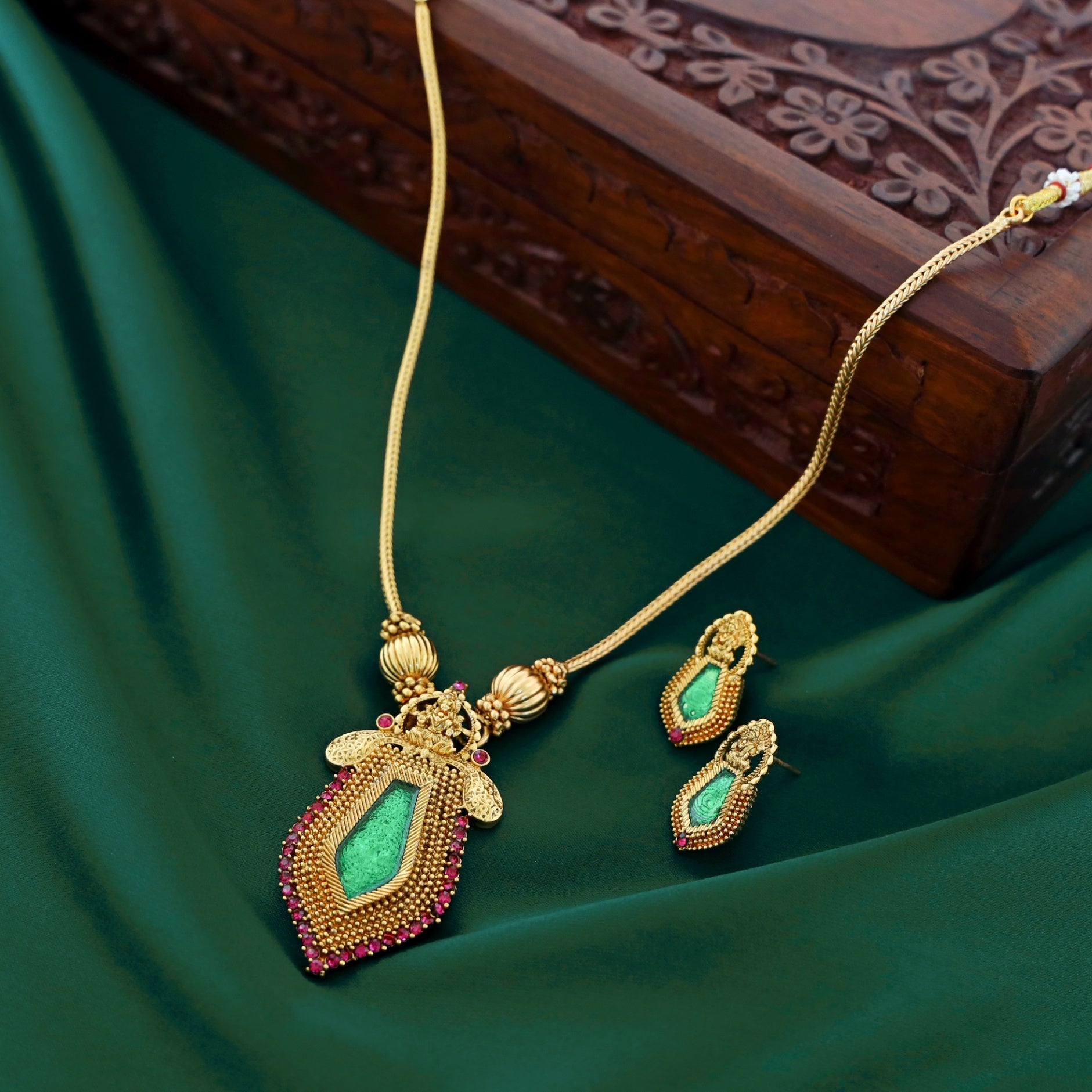Mrinal Palakka Pendant Neckpiece With Earring