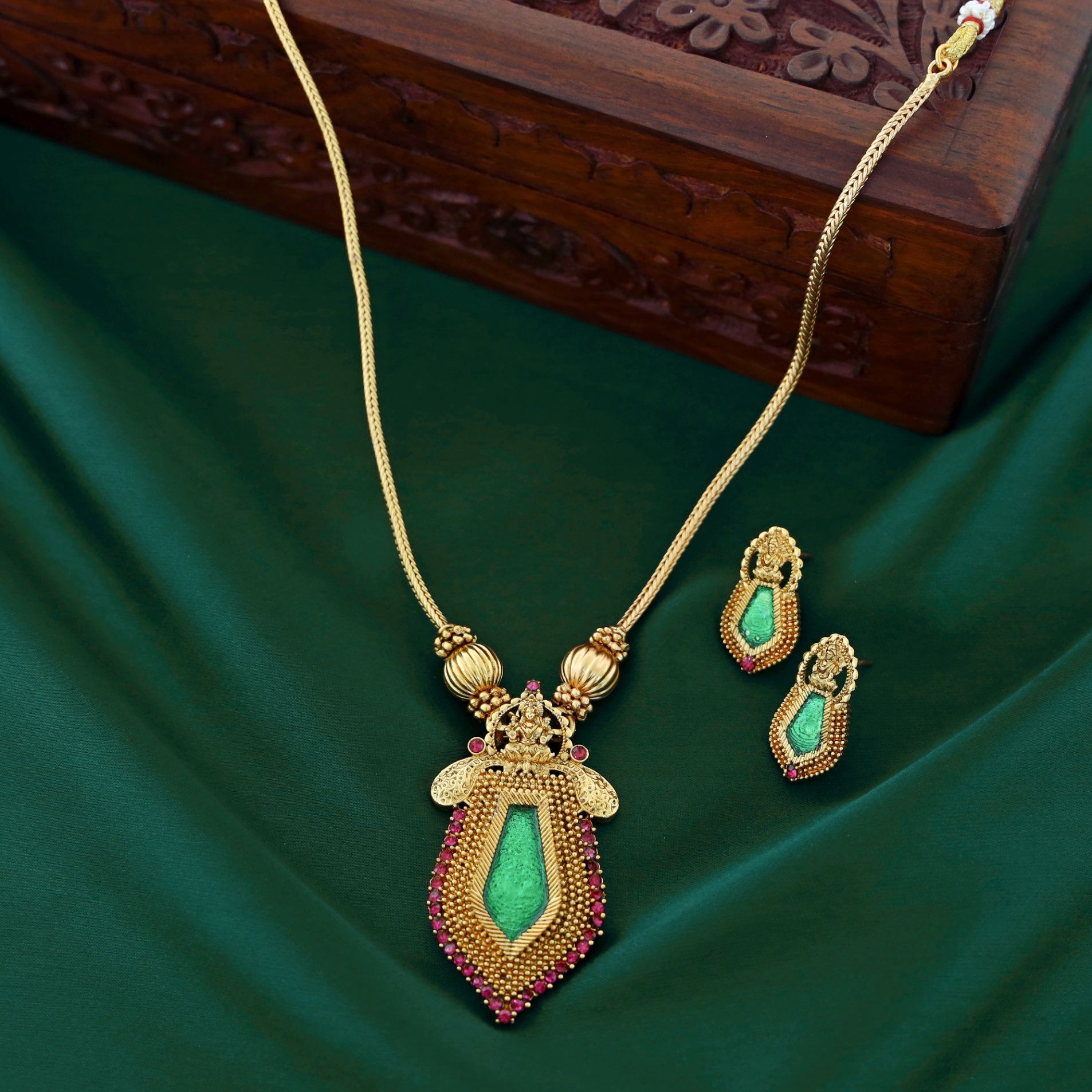 Mrinal Palakka Pendant Neckpiece With Earring