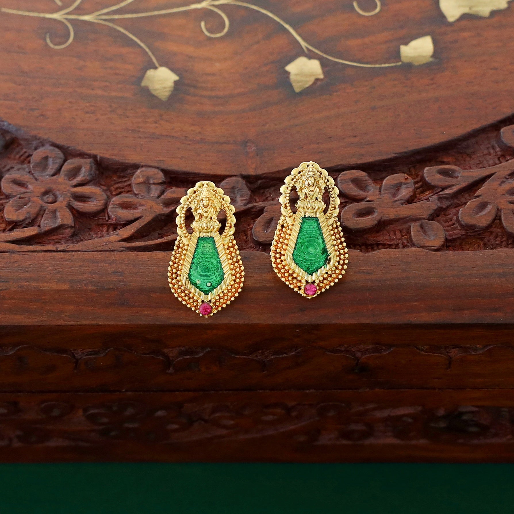 Mrinal Palakka Pendant Neckpiece With Earring