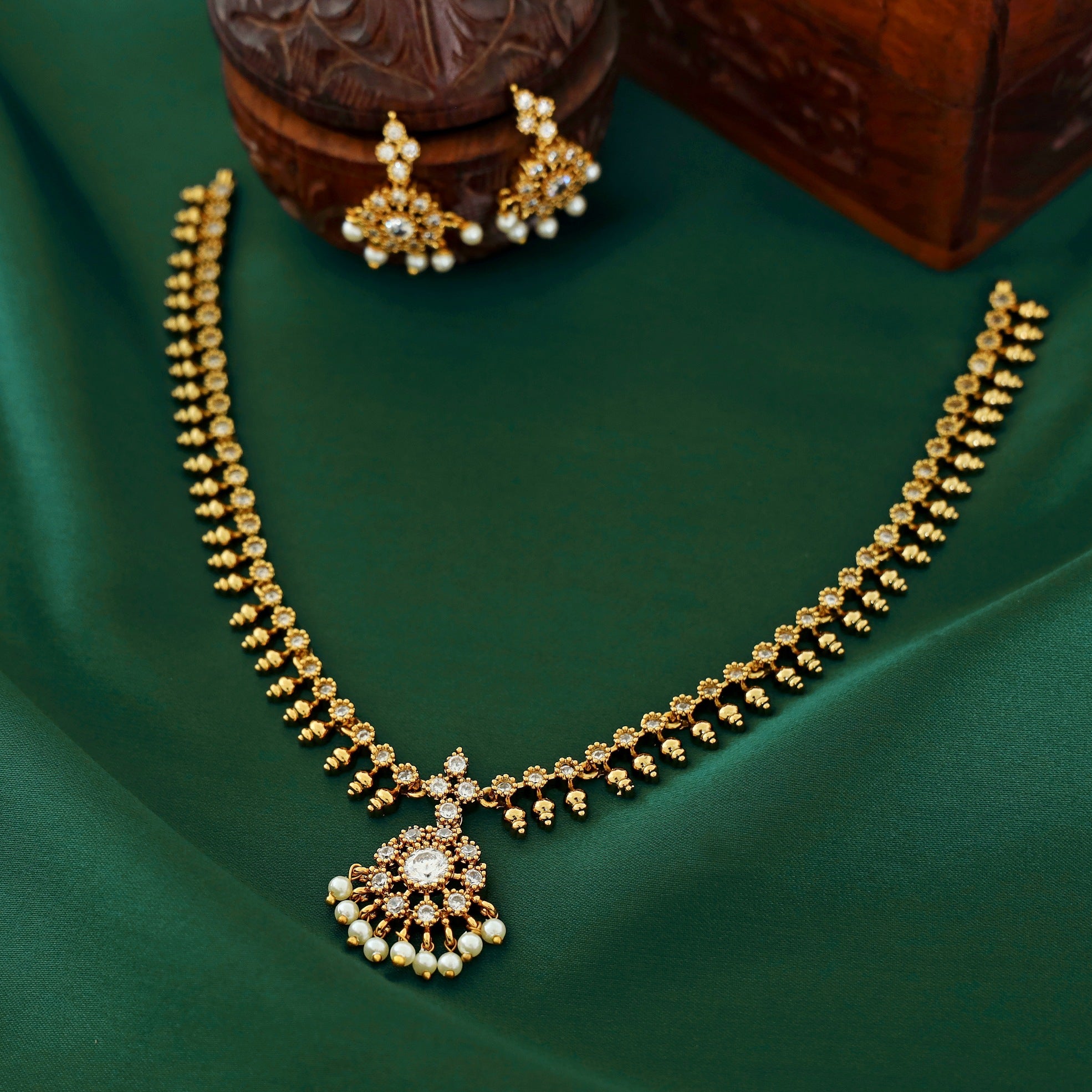 Chhaya Golden Stone Pearl Short Neckpiece With Earring