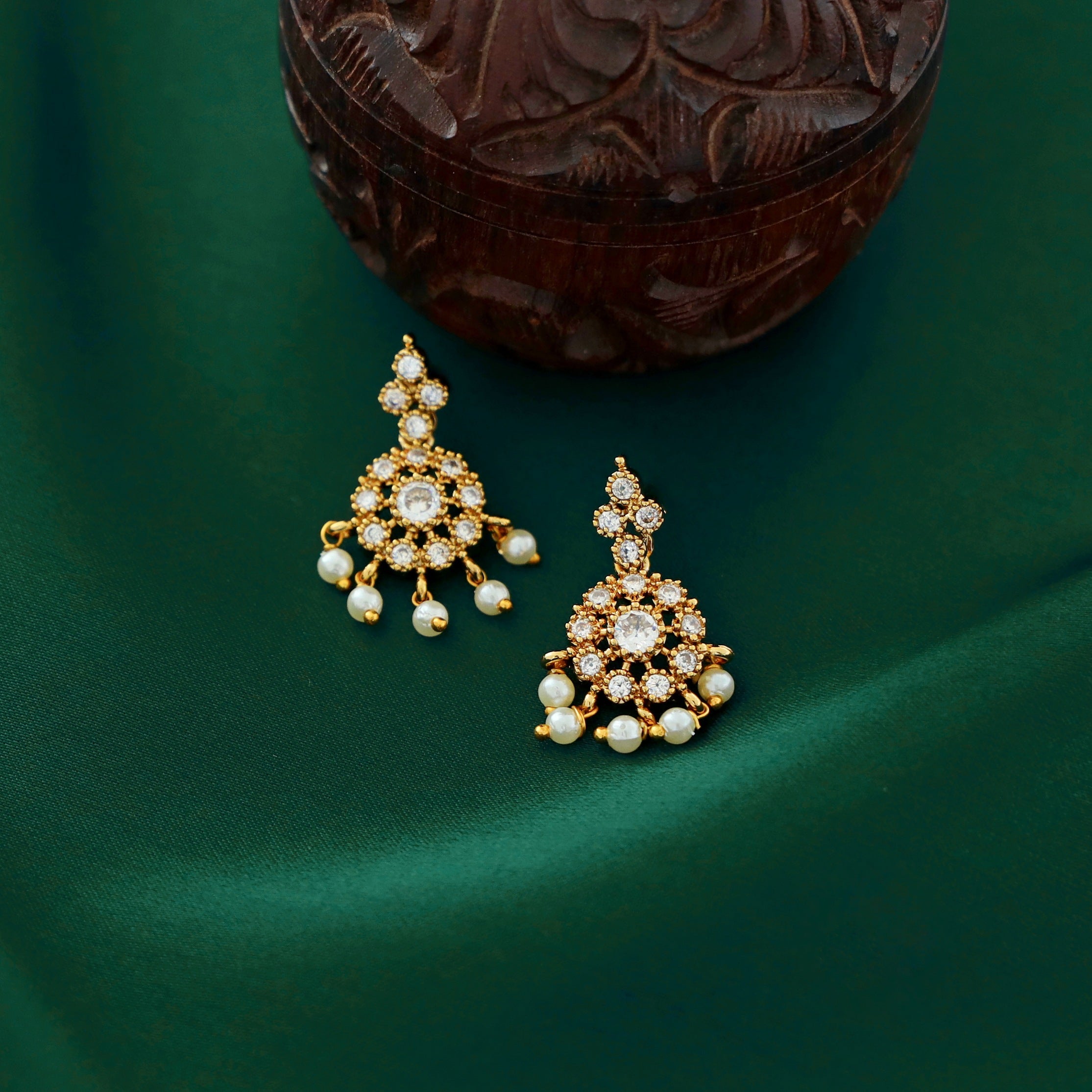 Chhaya Golden Stone Pearl Short Neckpiece With Earring