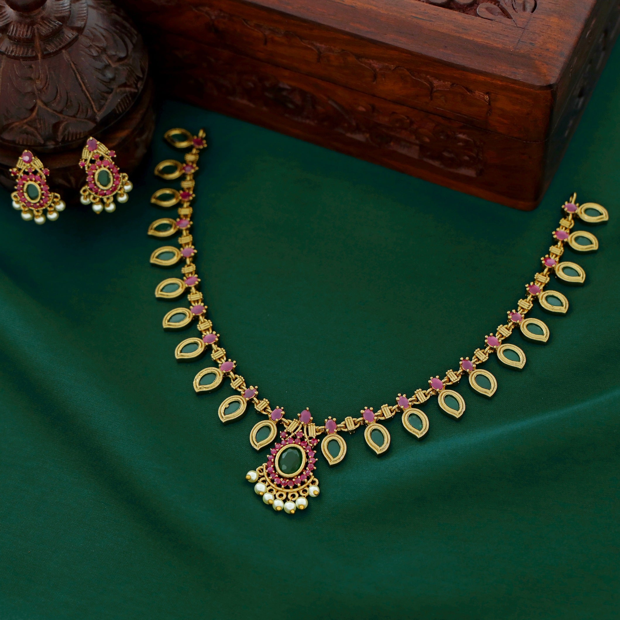 Palakka Pearl Short Neckpiece With Earring