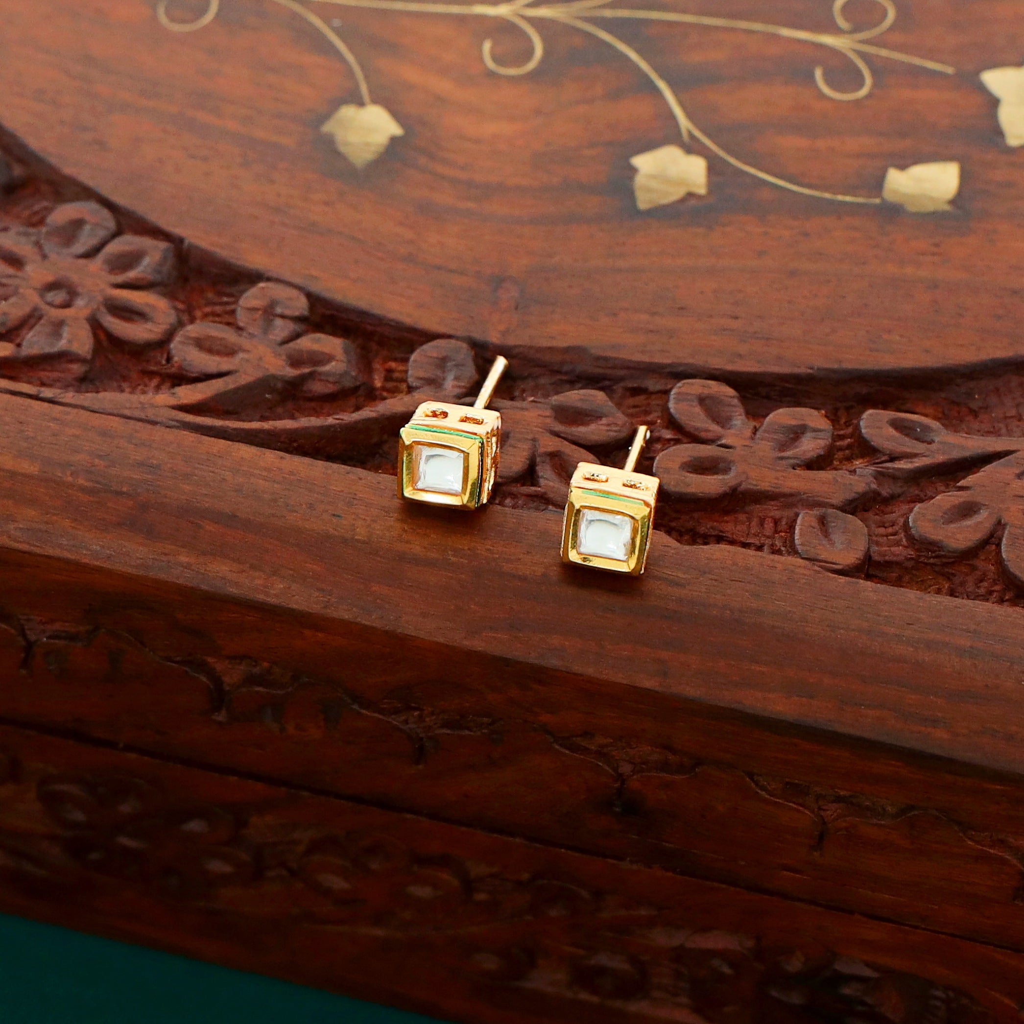 Naira Leafy Kundan Mangalsutra With Stud