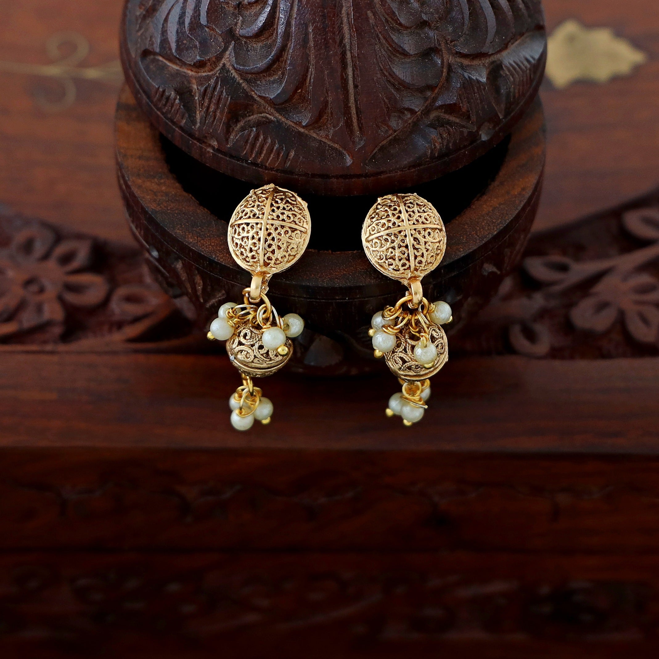Khanak Golden Cluster Pearl Neckpiece With Earring