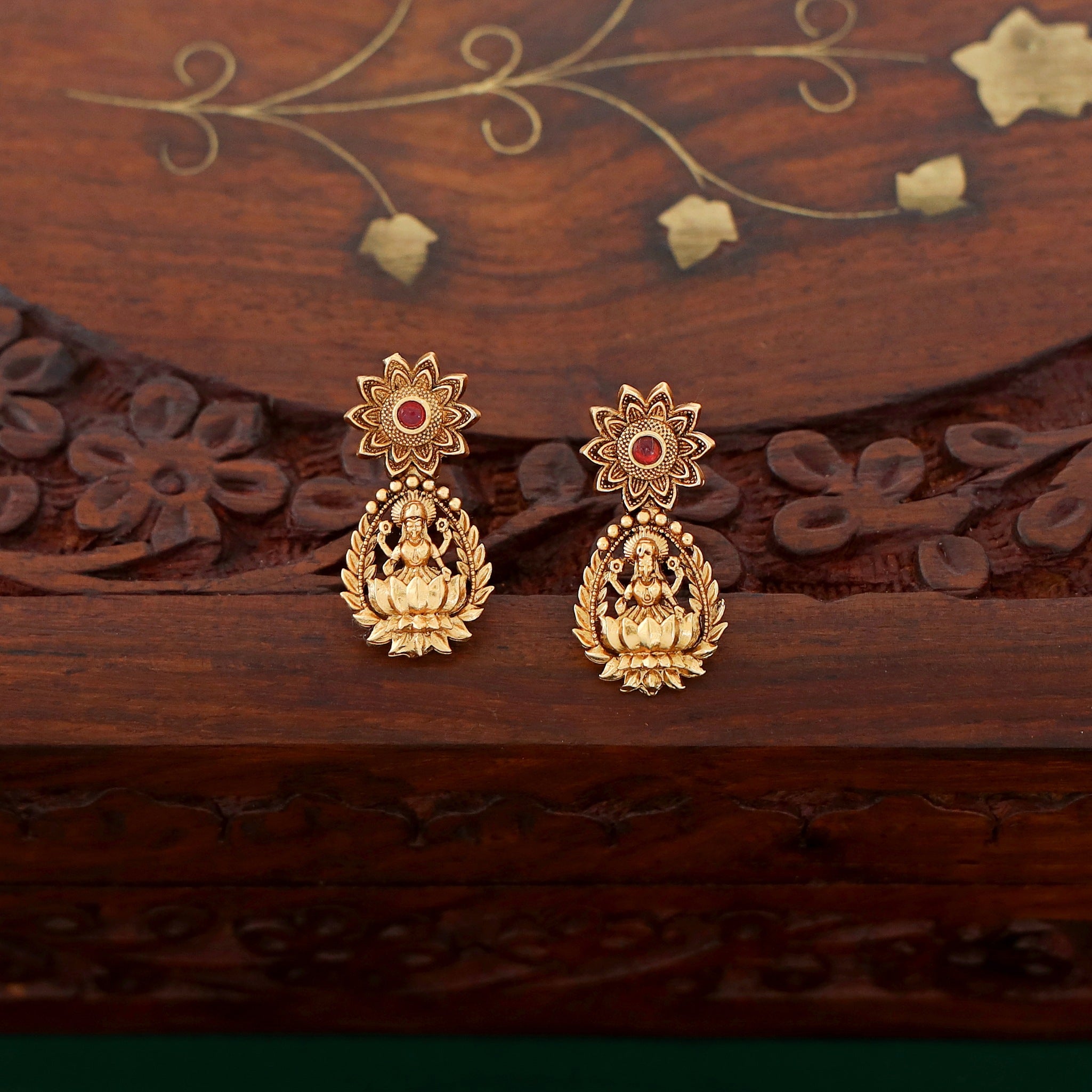 Mahika Golden Flower Lekshmi Short Neckpiece With Earring