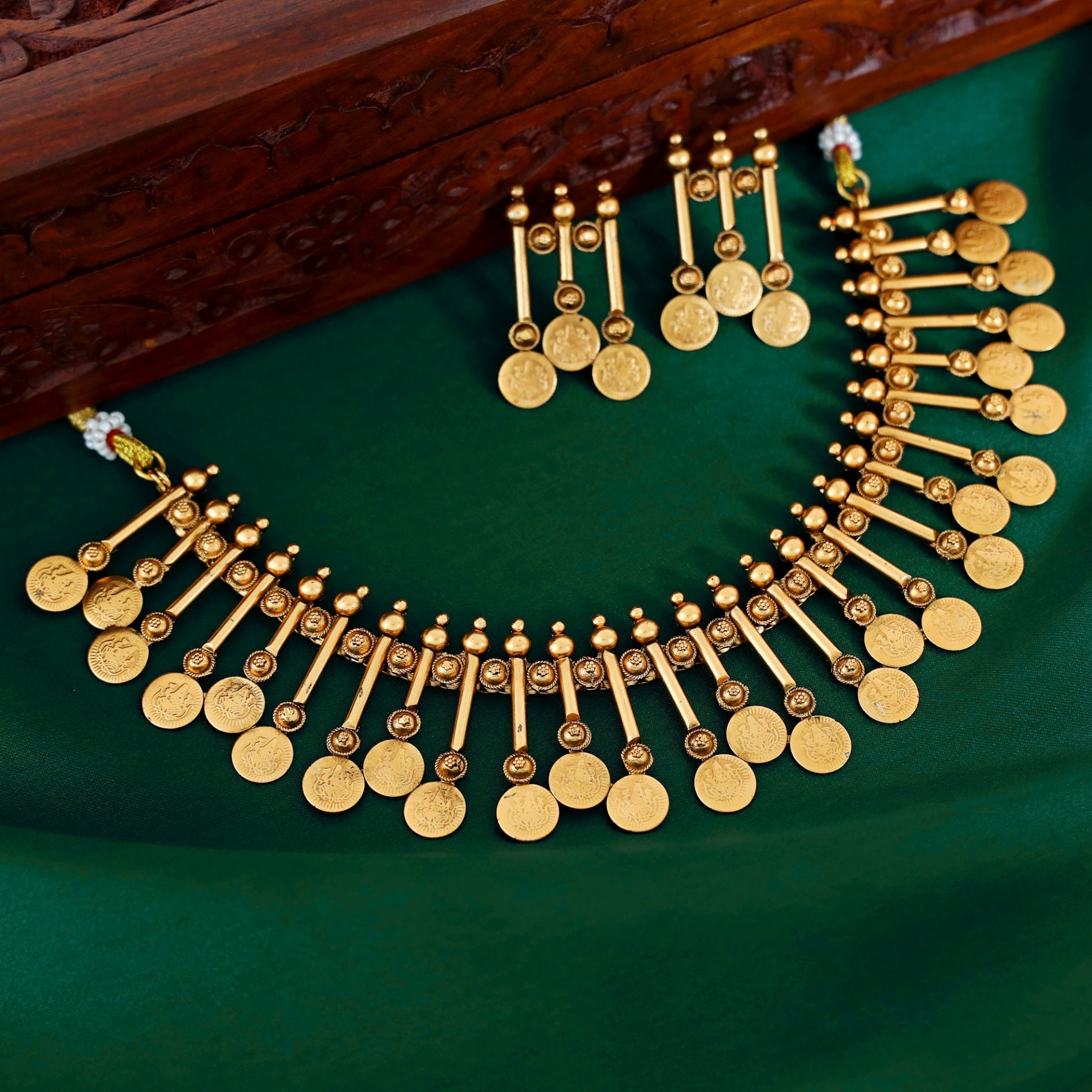 Shrishti Golden Kashi Neckpiece With Earring