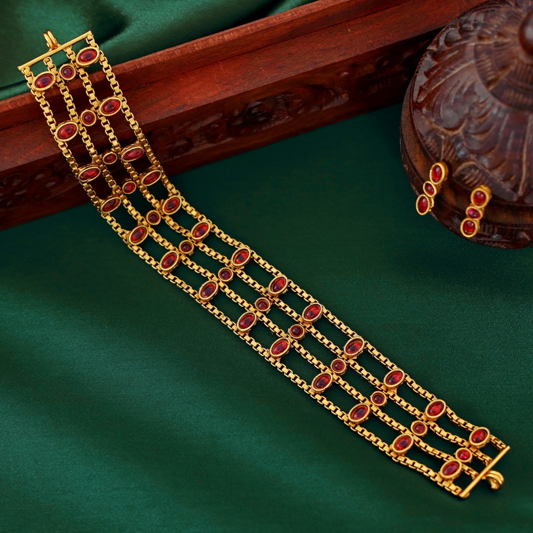 Chitra 4 Layer Oval kemp Stone Choker With Earring