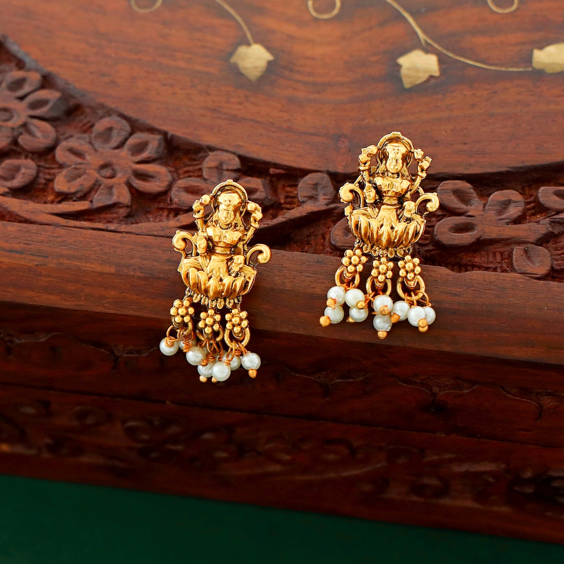 Medhavini Golden Lakshmi Pearl Neckpiece With Earring