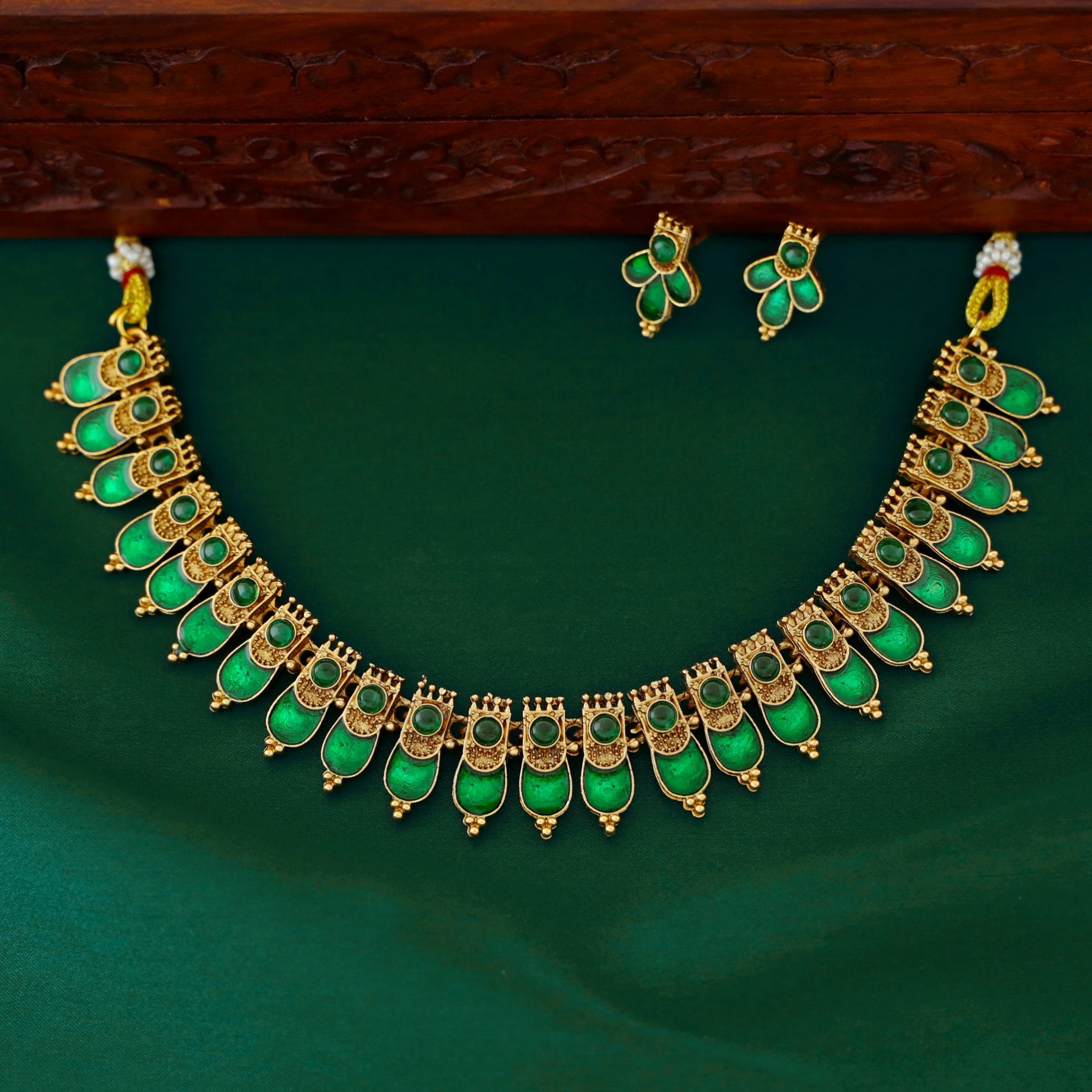 Aakriti Short Neckpiece With Earring