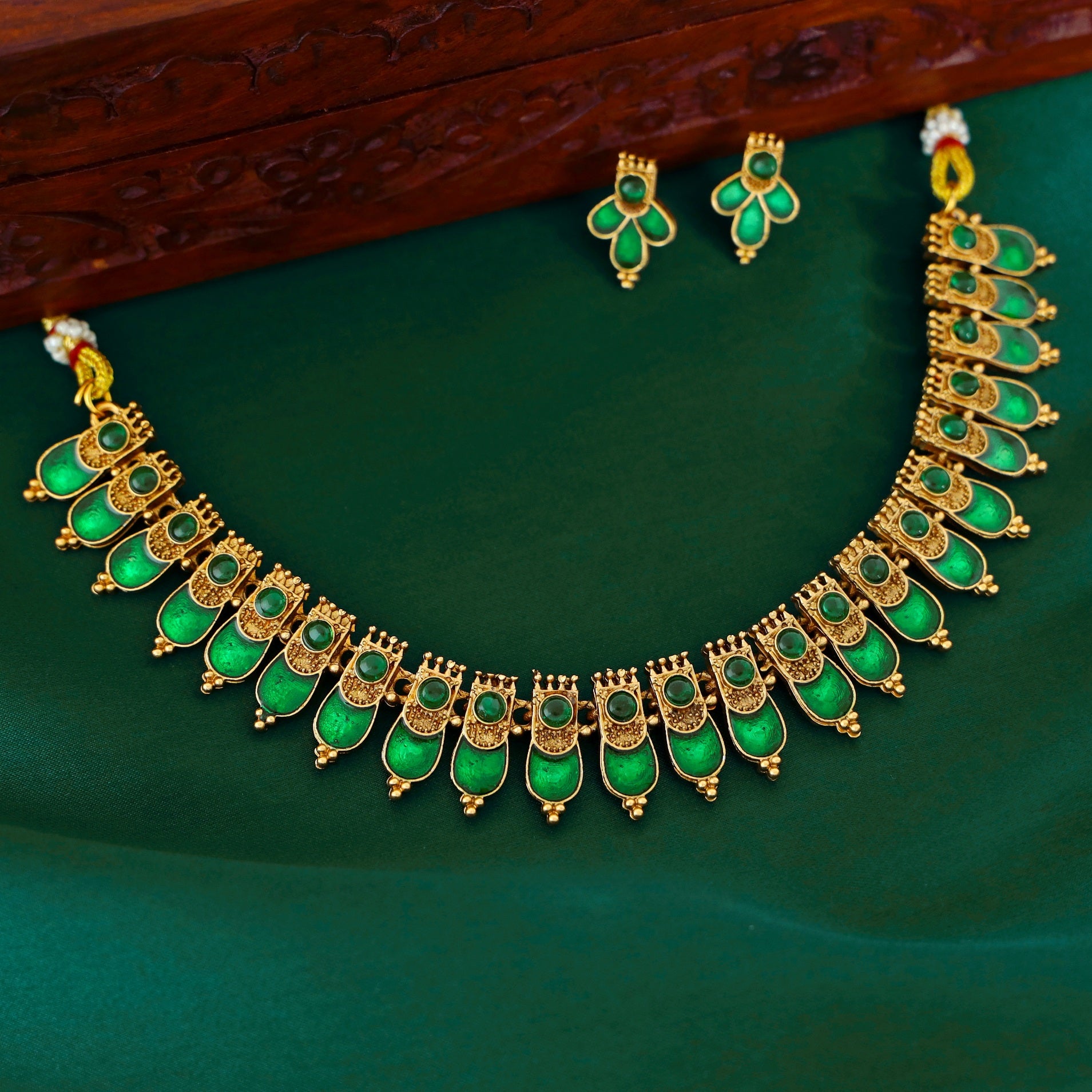 Aakriti Short Neckpiece With Earring