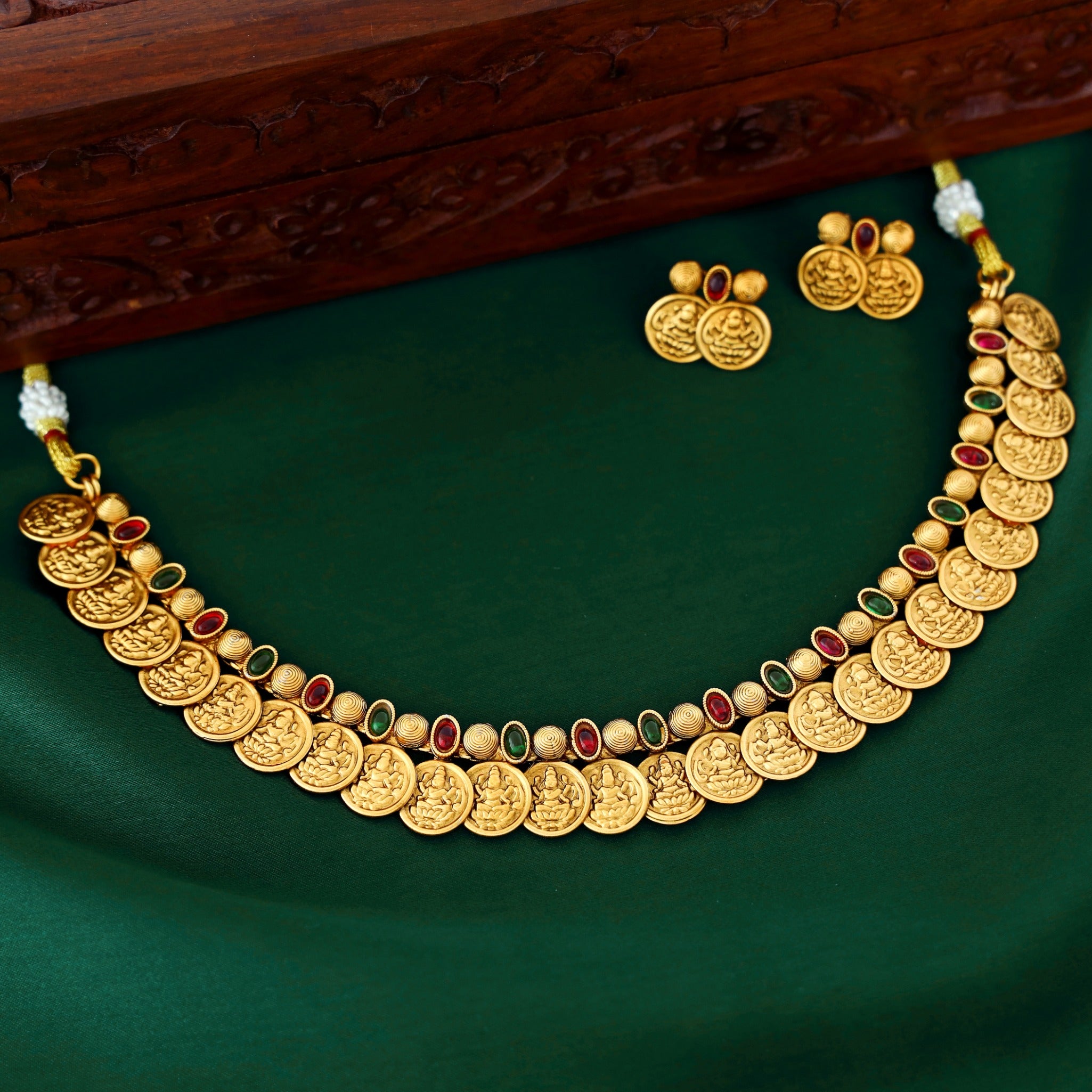 Aparajita Kashi Neckpiece With Earring