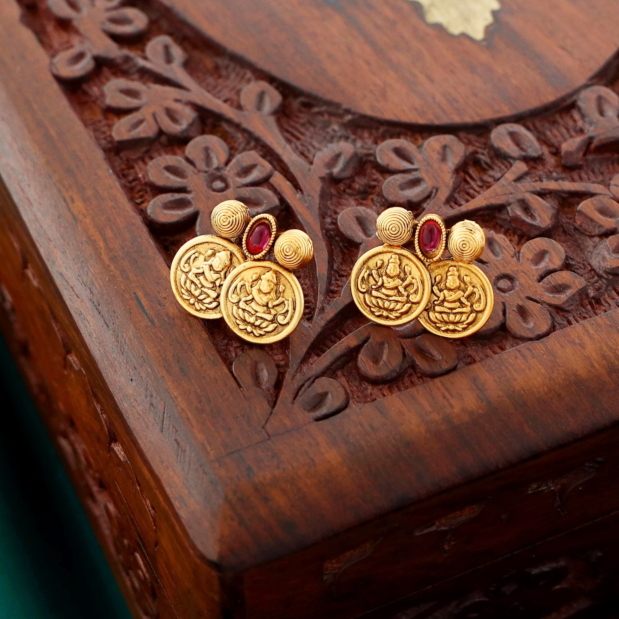 Aparajita Kashi Neckpiece With Earring