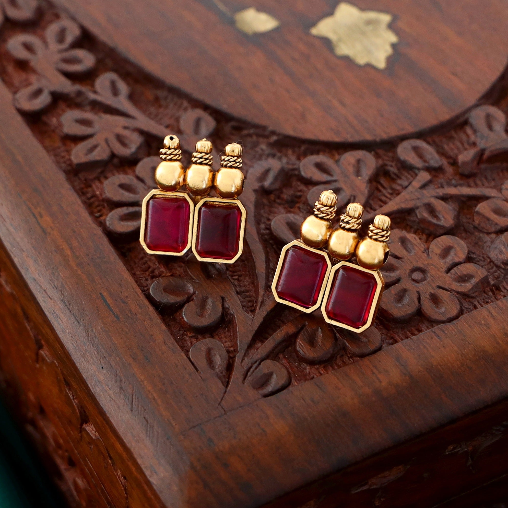 Bindhiya Short Neckpiece With Earring