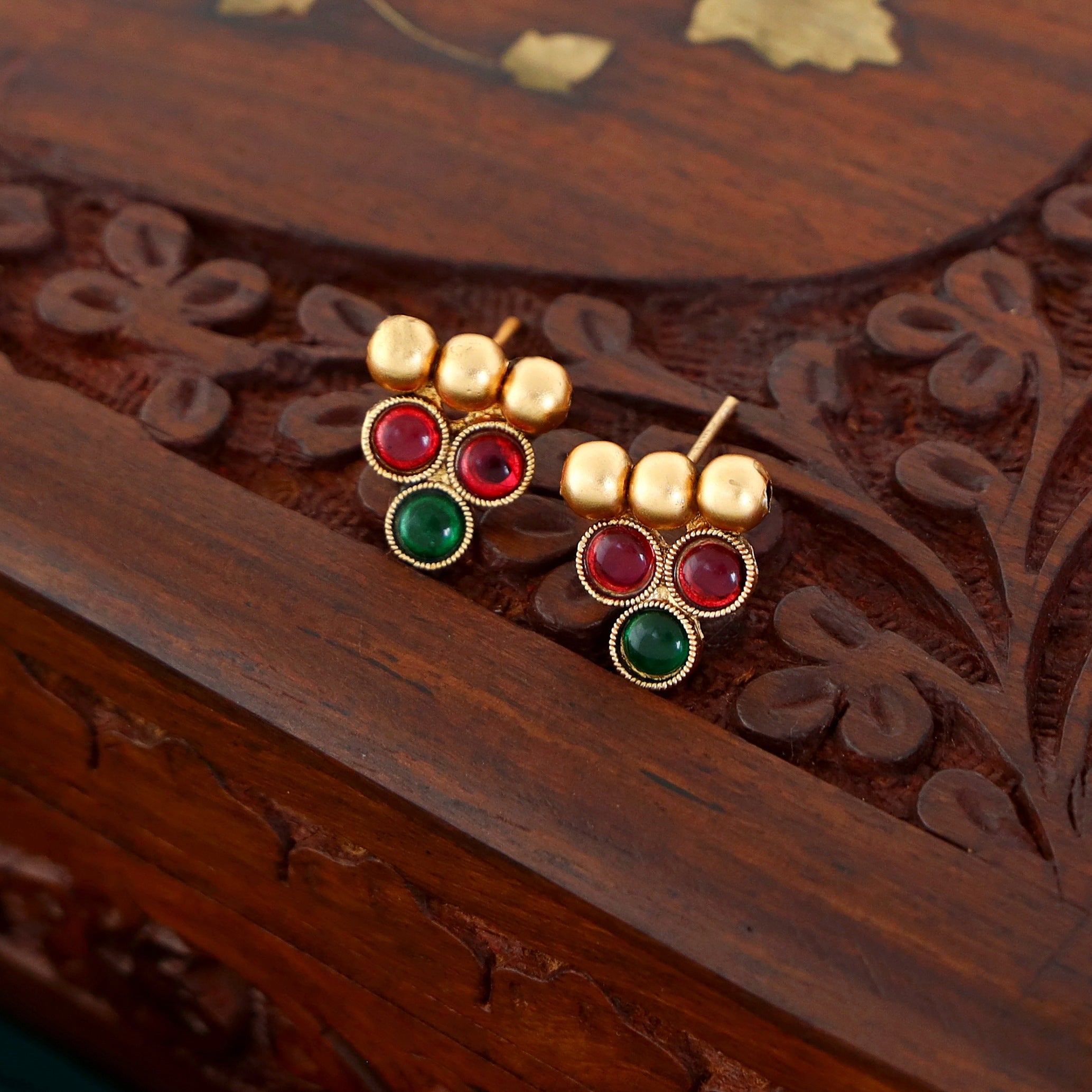 Aayushi Kemp Stone Short Neckpiece With Earring
