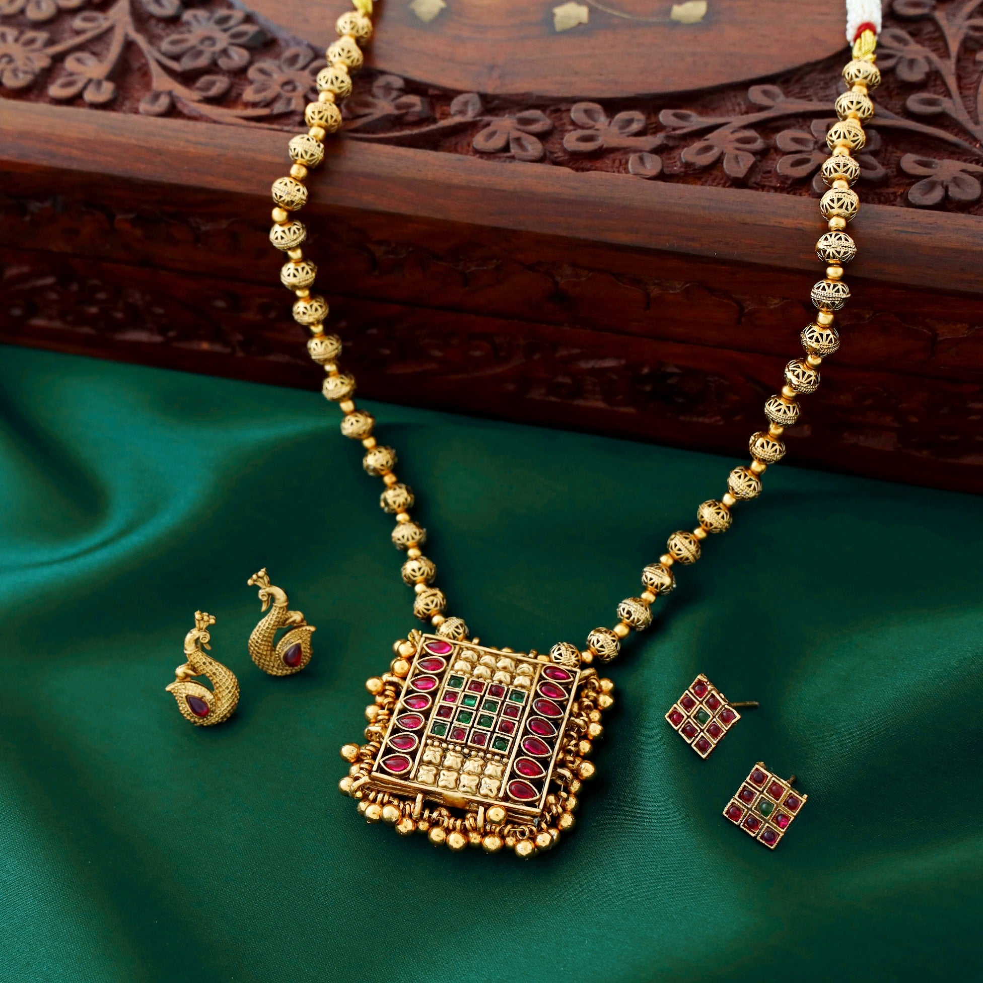 Tharunika Reversible Neckpiece With Earring