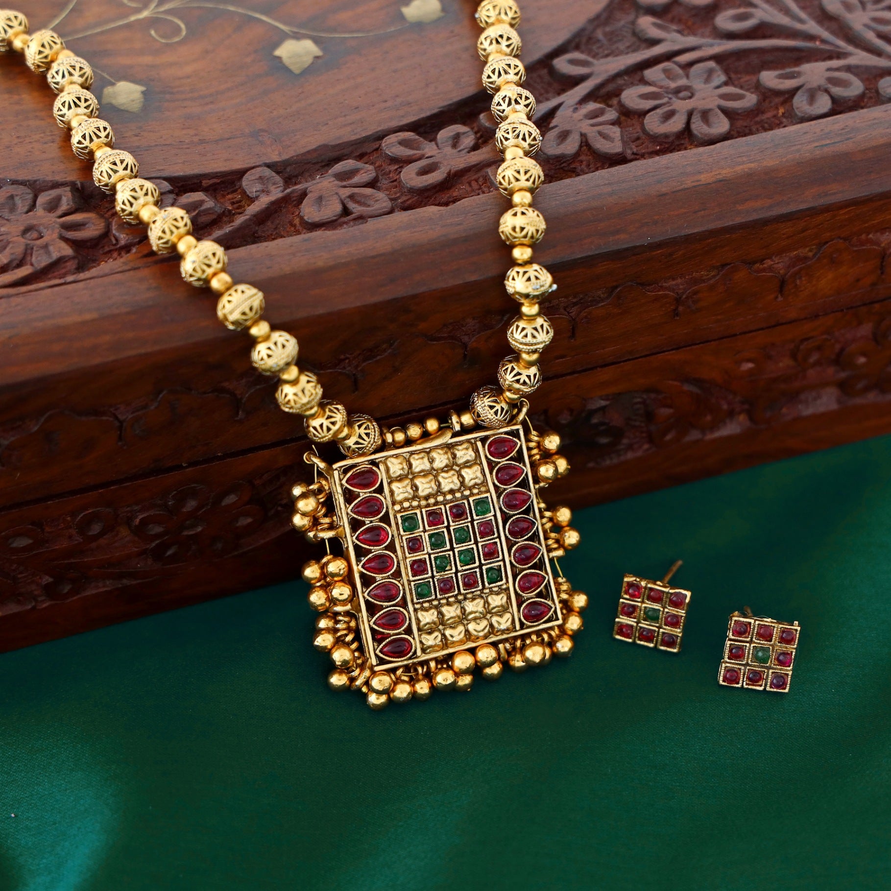 Tharunika Reversible Neckpiece With Earring