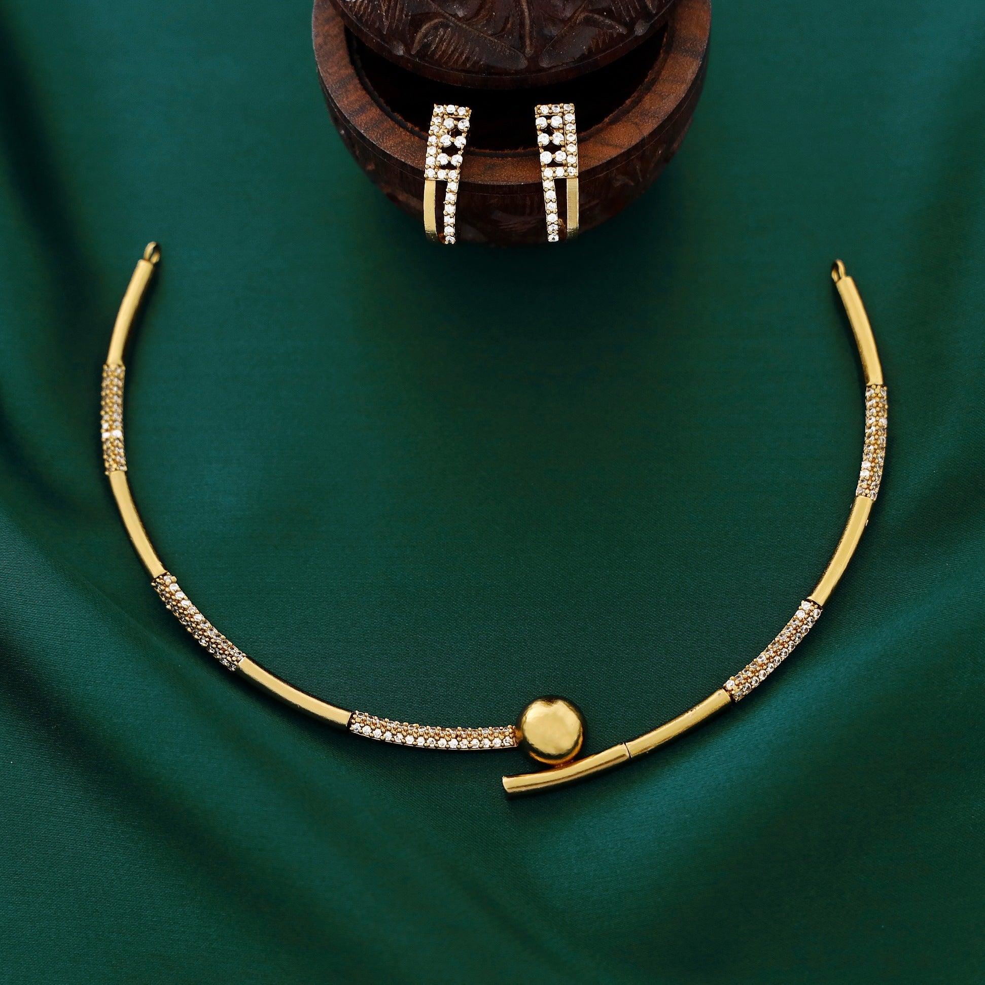 Hridya Golden Neckcuff With Earring