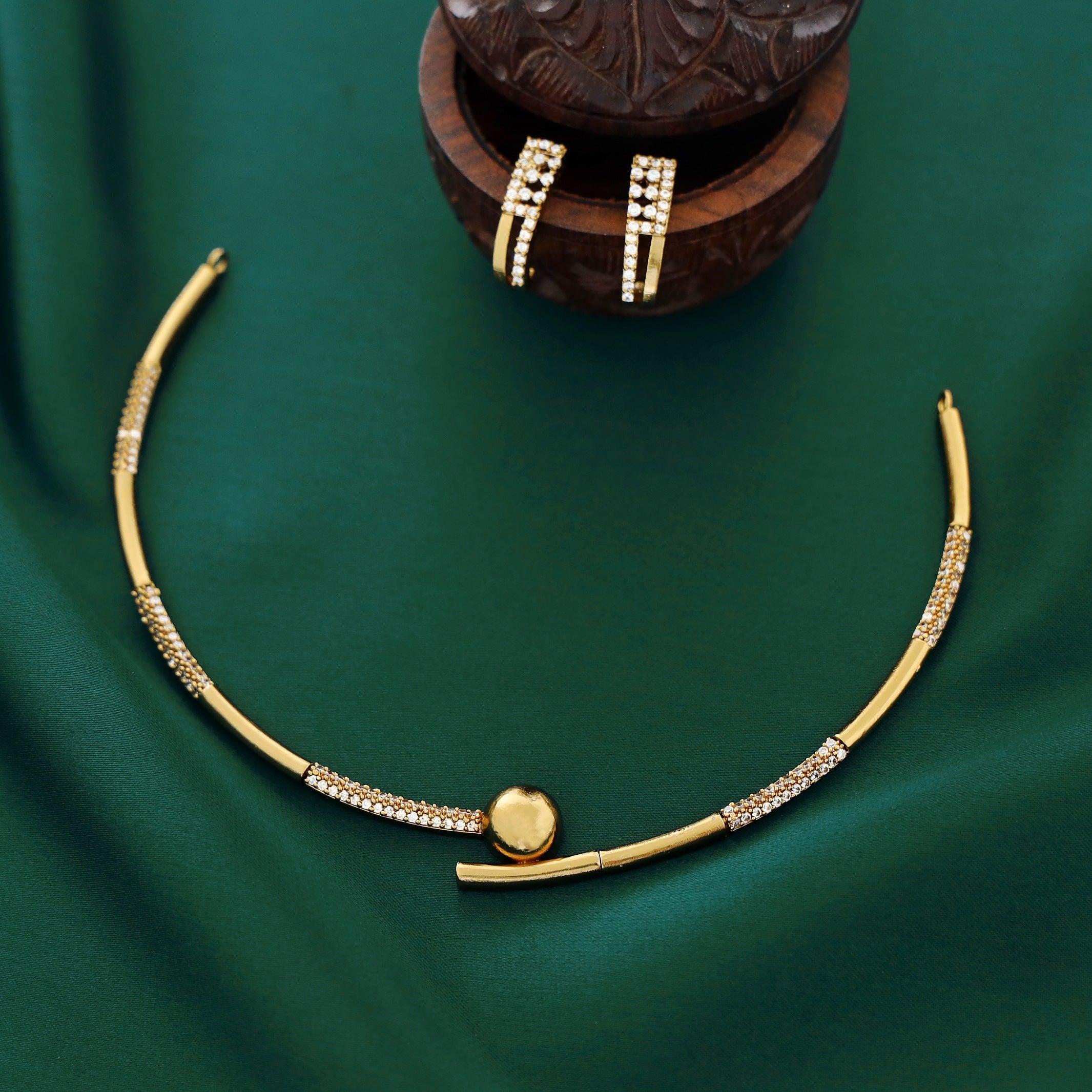 Hridya Golden Neckcuff With Earring