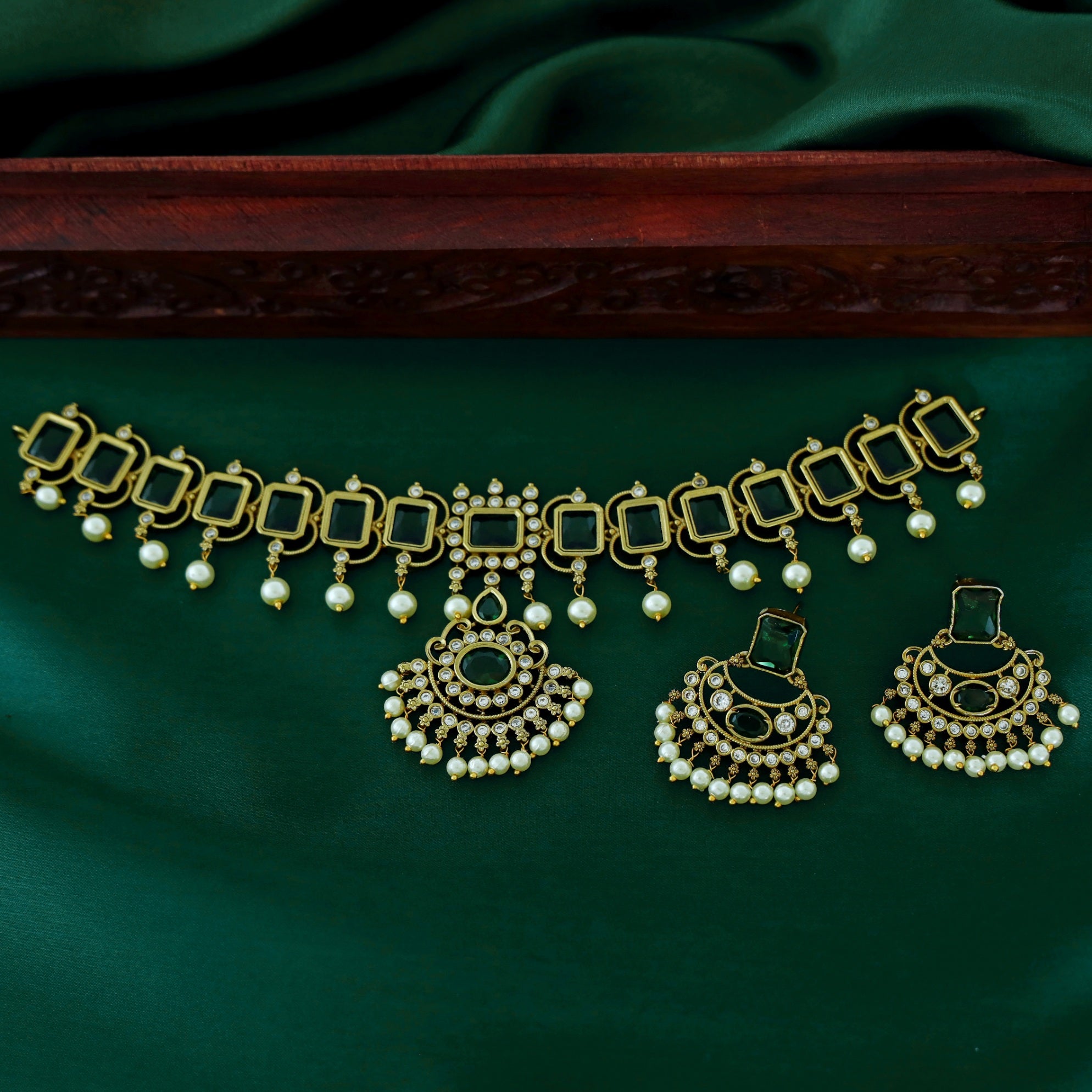 Nyla Glossy Stone Pearl Neckpiece With Earring