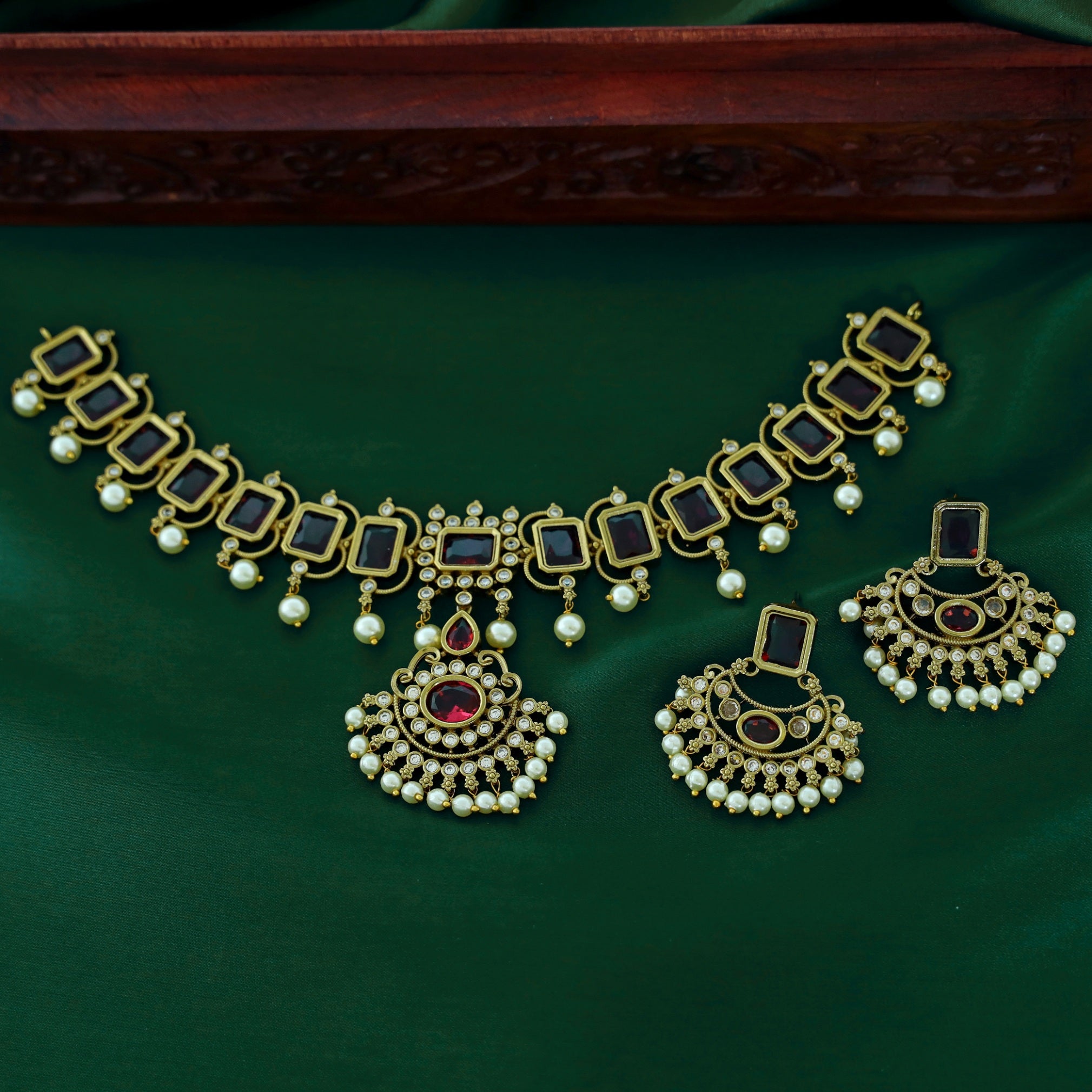 Nyla Glossy Stone Pearl Neckpiece With Earring