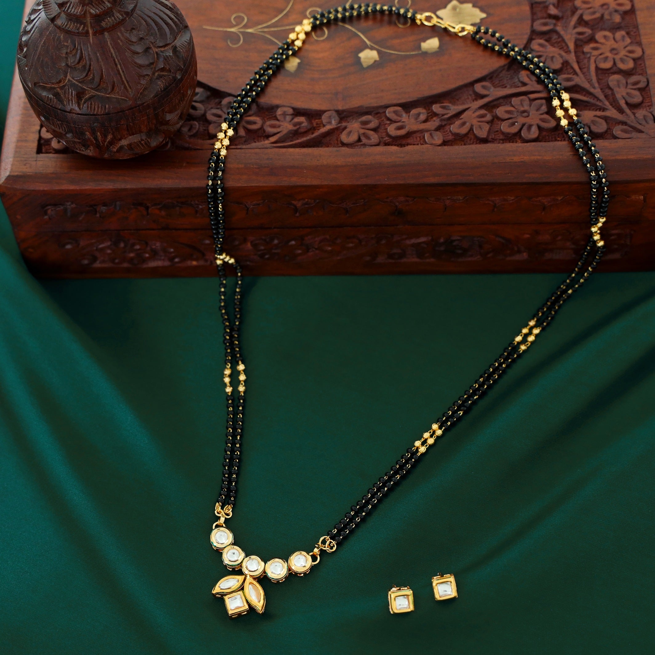 Naira Leafy Kundan Mangalsutra With Stud
