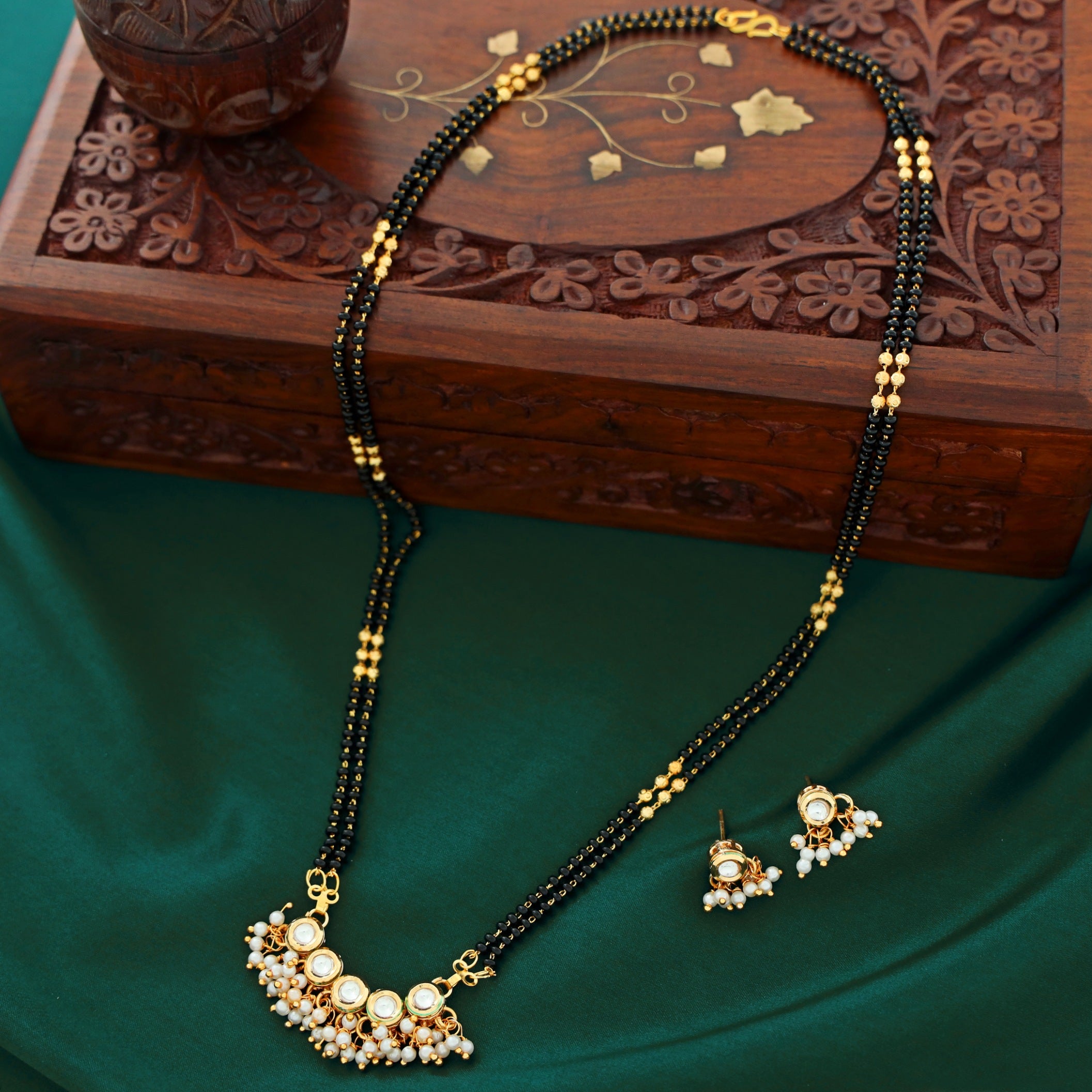 Naira Pearl Kundan Mangalsutra With Earring