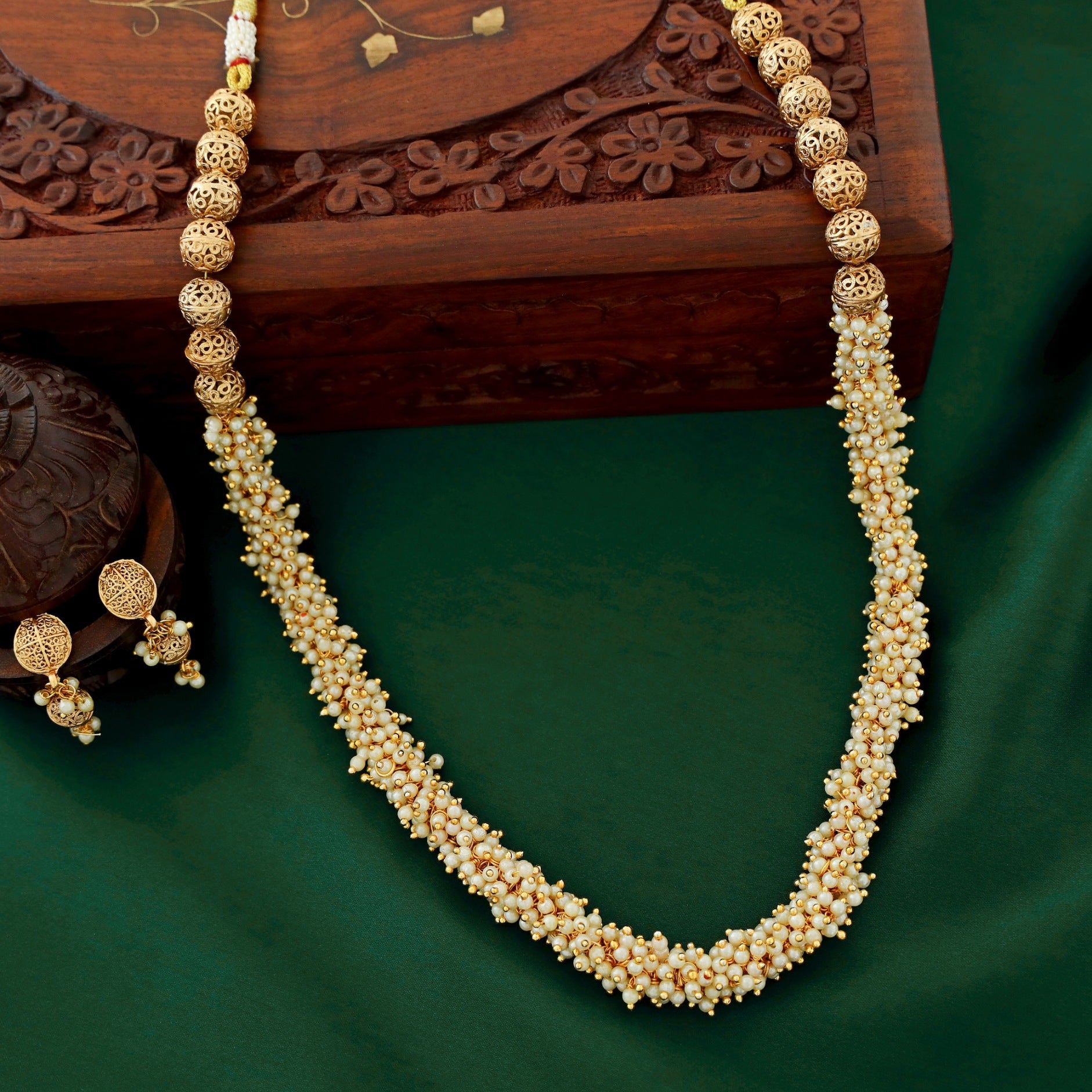 Khanak Golden Cluster Pearl Neckpiece With Earring