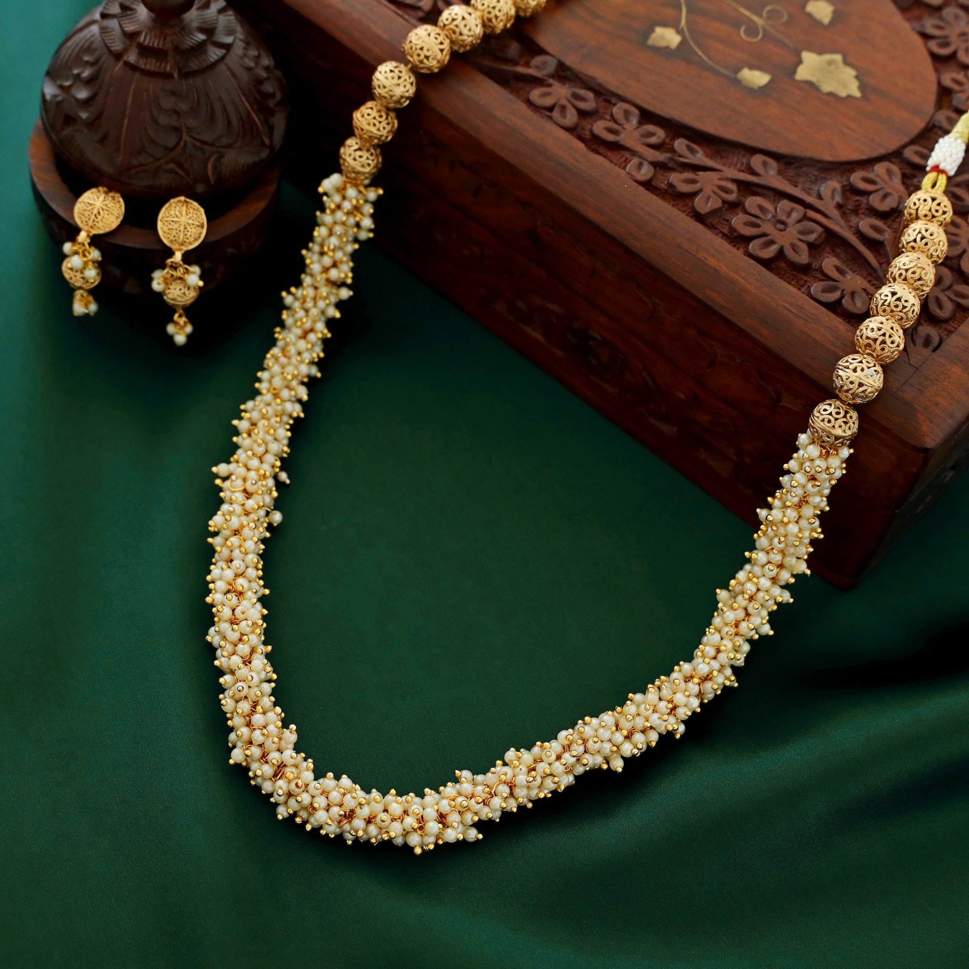 Khanak Golden Cluster Pearl Neckpiece With Earring