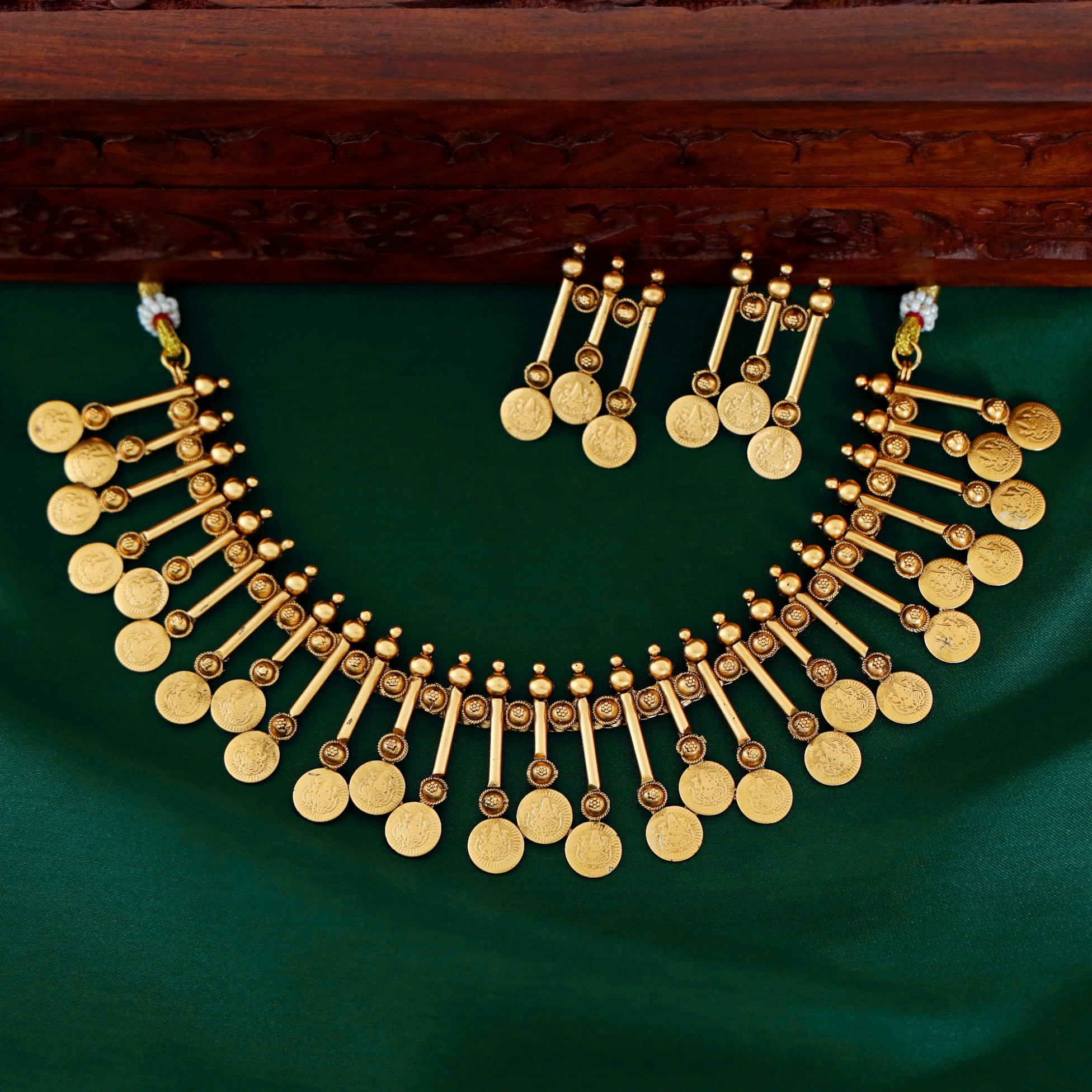 Shrishti Golden Kashi Neckpiece With Earring