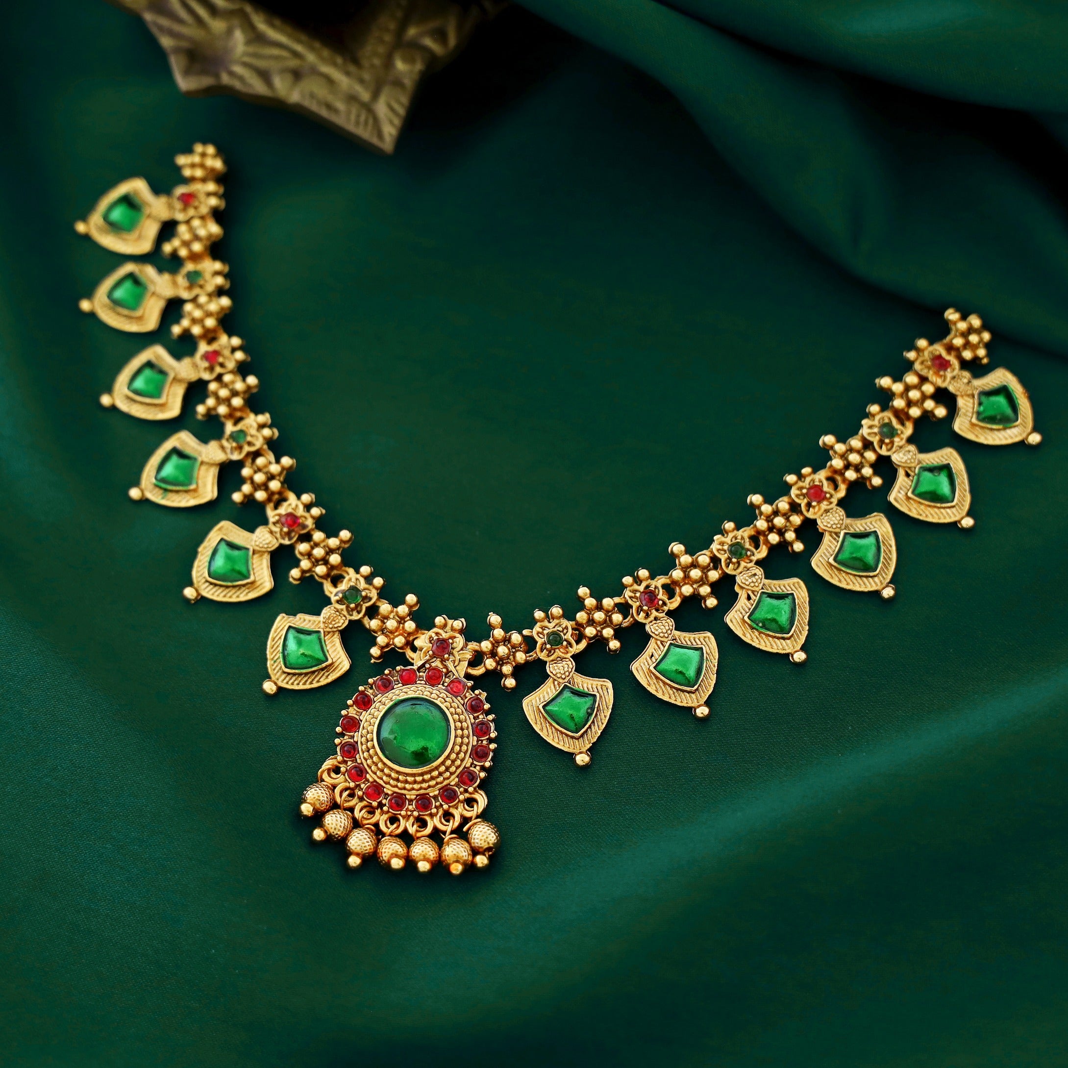 Disha Palakka Neckpiece With Earring