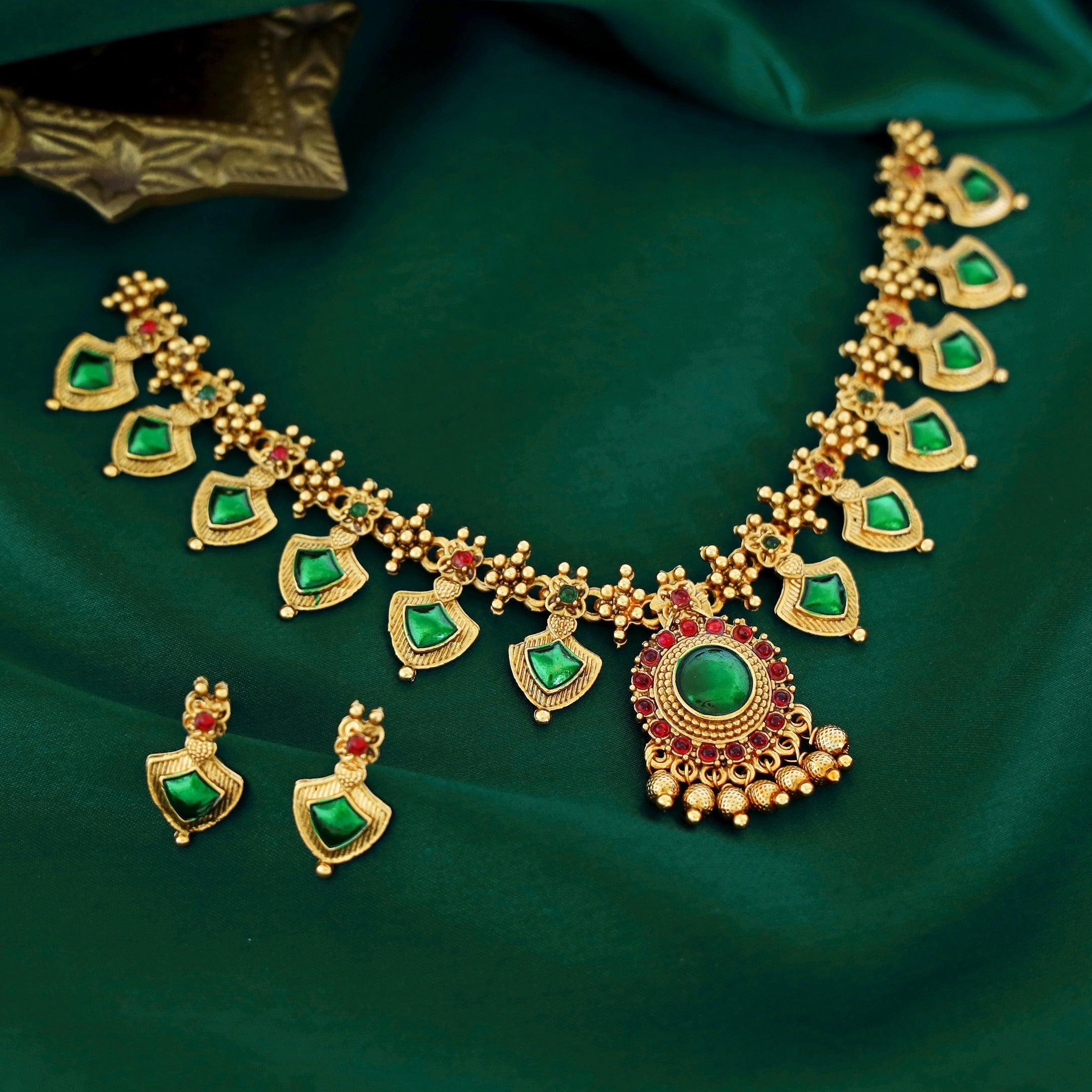 Disha Palakka Neckpiece With Earring