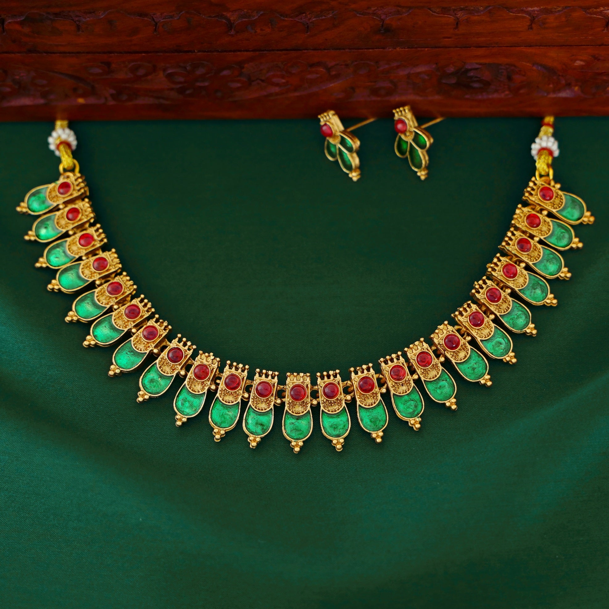 Aakriti Short Neckpiece With Earring