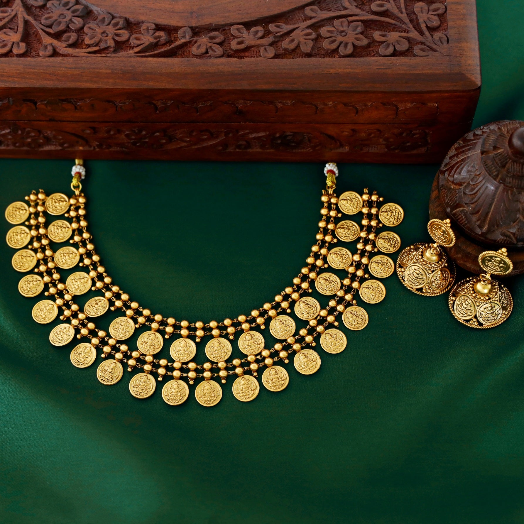 Aarohi Golden Kashi Neckpiece With Earring