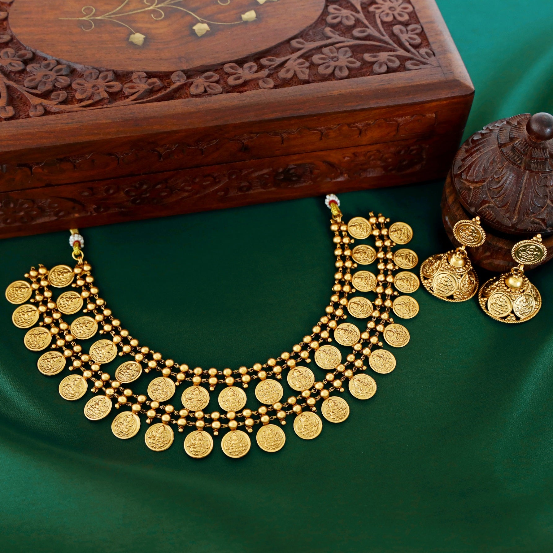 Aarohi Golden Kashi Neckpiece With Earring