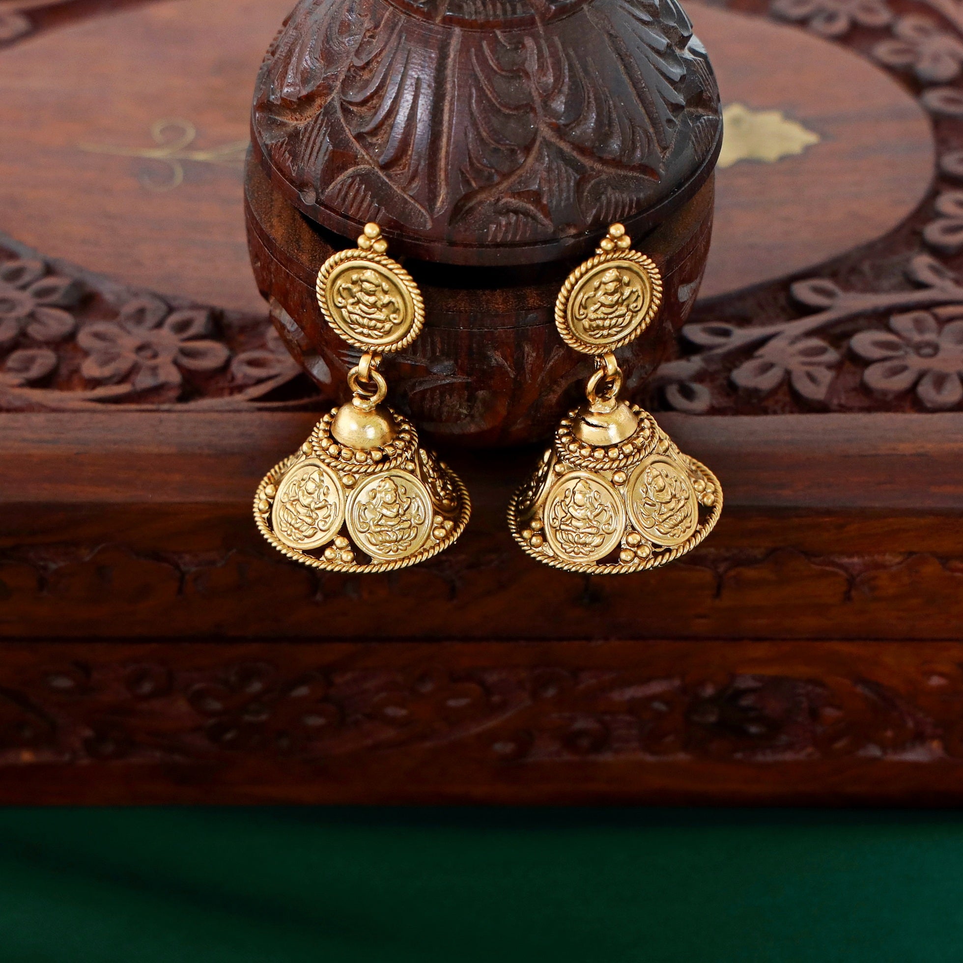 Aarohi Golden Kashi Neckpiece With Earring