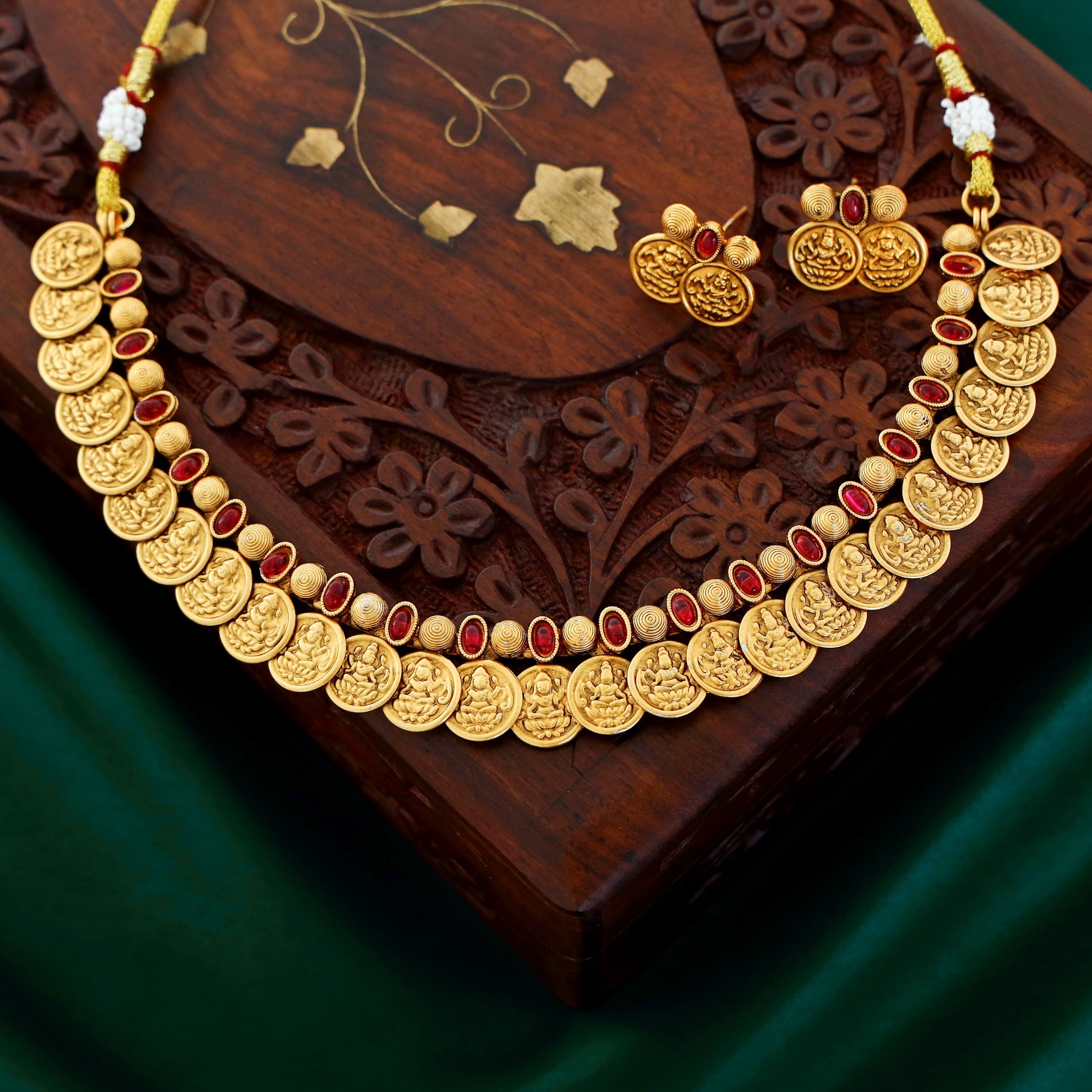 Aparajita Kashi Neckpiece With Earring