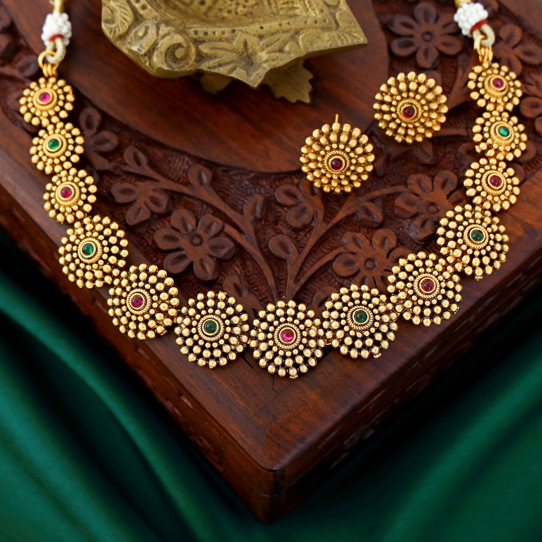 Amaira Short Neckpiece With Stud