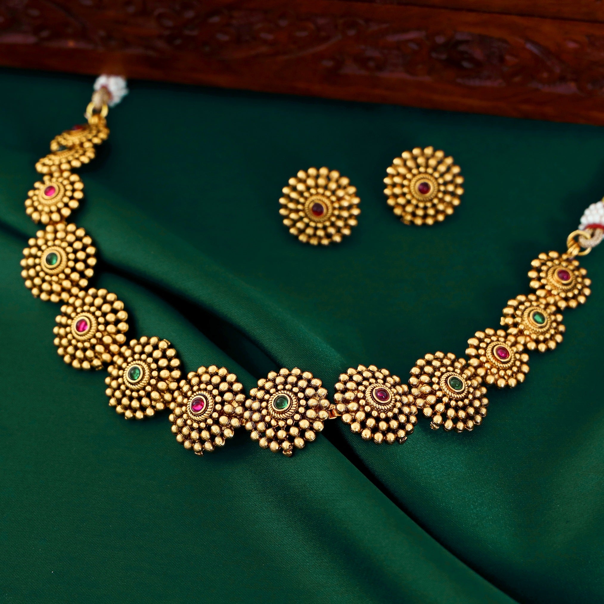 Amaira Short Neckpiece With Stud