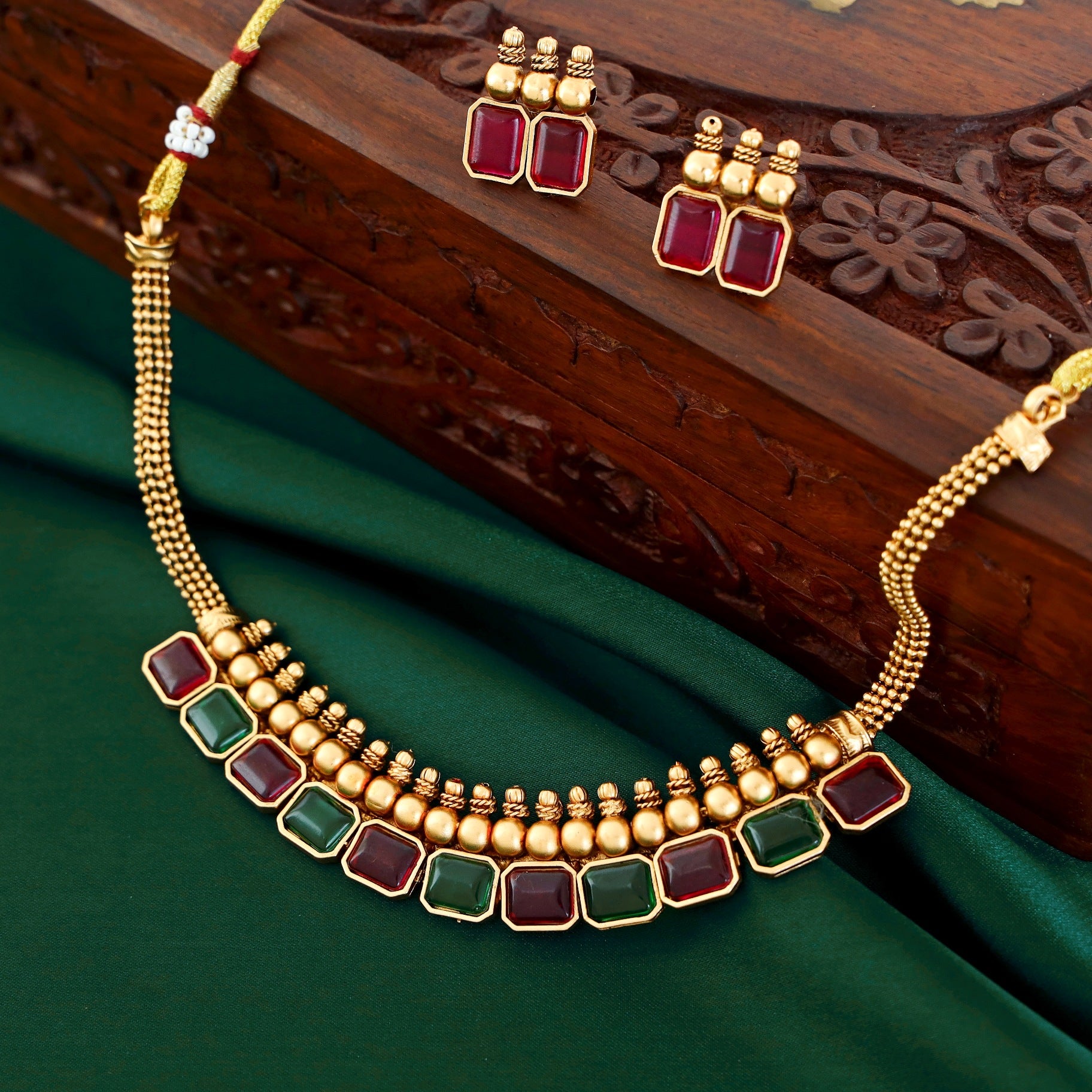 Bindhiya Short Neckpiece With Earring