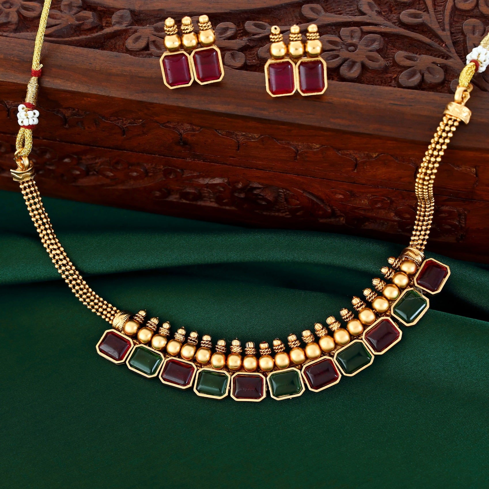 Bindhiya Short Neckpiece With Earring